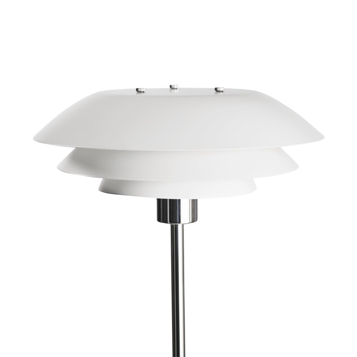 DL31 Hvid gulvlampe Fra Dyberg Larsen - Gulvlampen er klassisk og stilren i hvid i kombination med forkromet metal, perfekt til et m&oslash;rkt hj&oslash;rne af hjemmet, ved siden af sofaen eller som en elegant indretningsdetalje i sig selv.