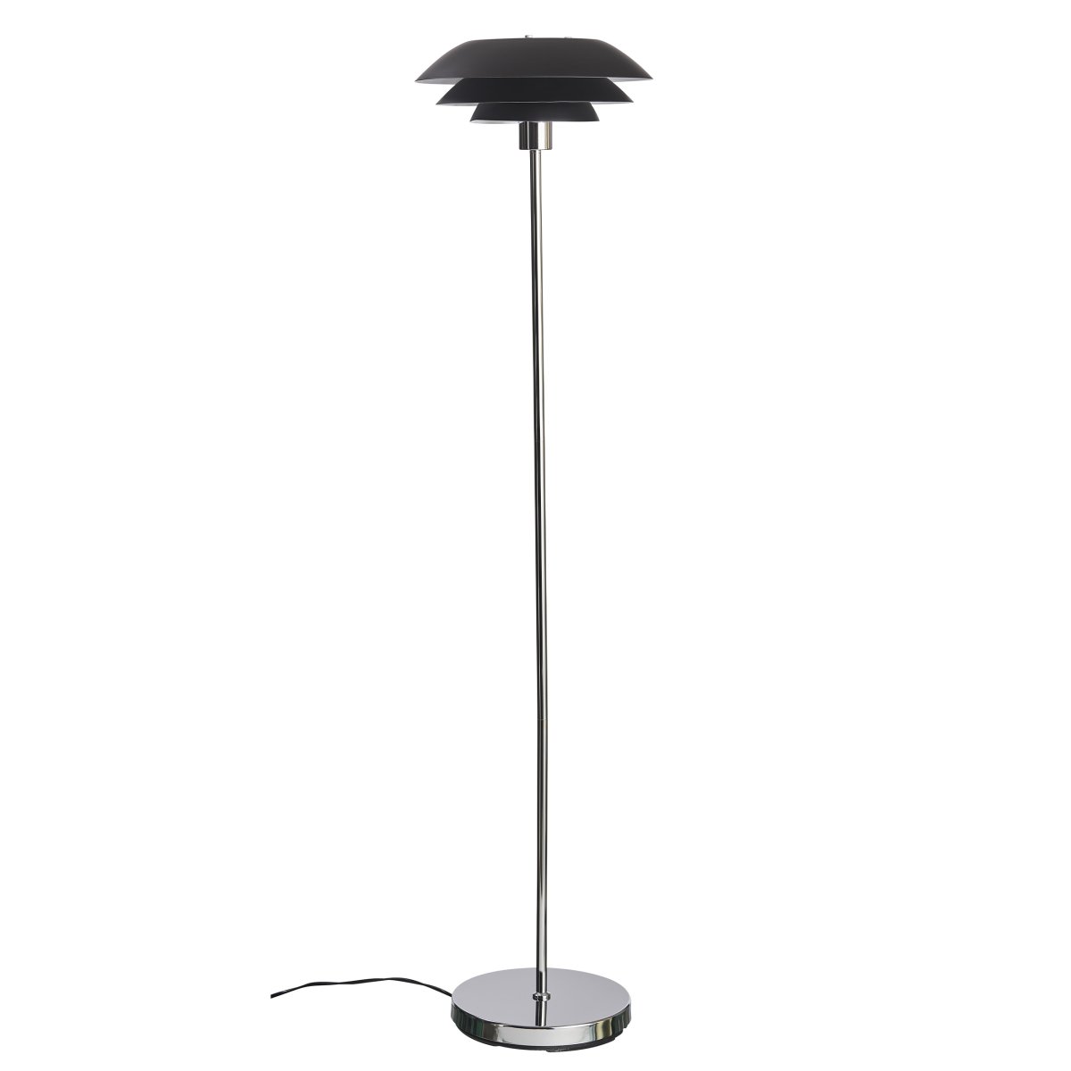 DL31 Sort gulvlampe Fra Dyberg Larsen - Gulvlampen er klassisk og dramatisk i sort i kombination med forkromet metal, perfekt til et m&oslash;rkt hj&oslash;rne af hjemmet, ved siden af sofaen eller som en elegant indretningsdetalje i sig selv.