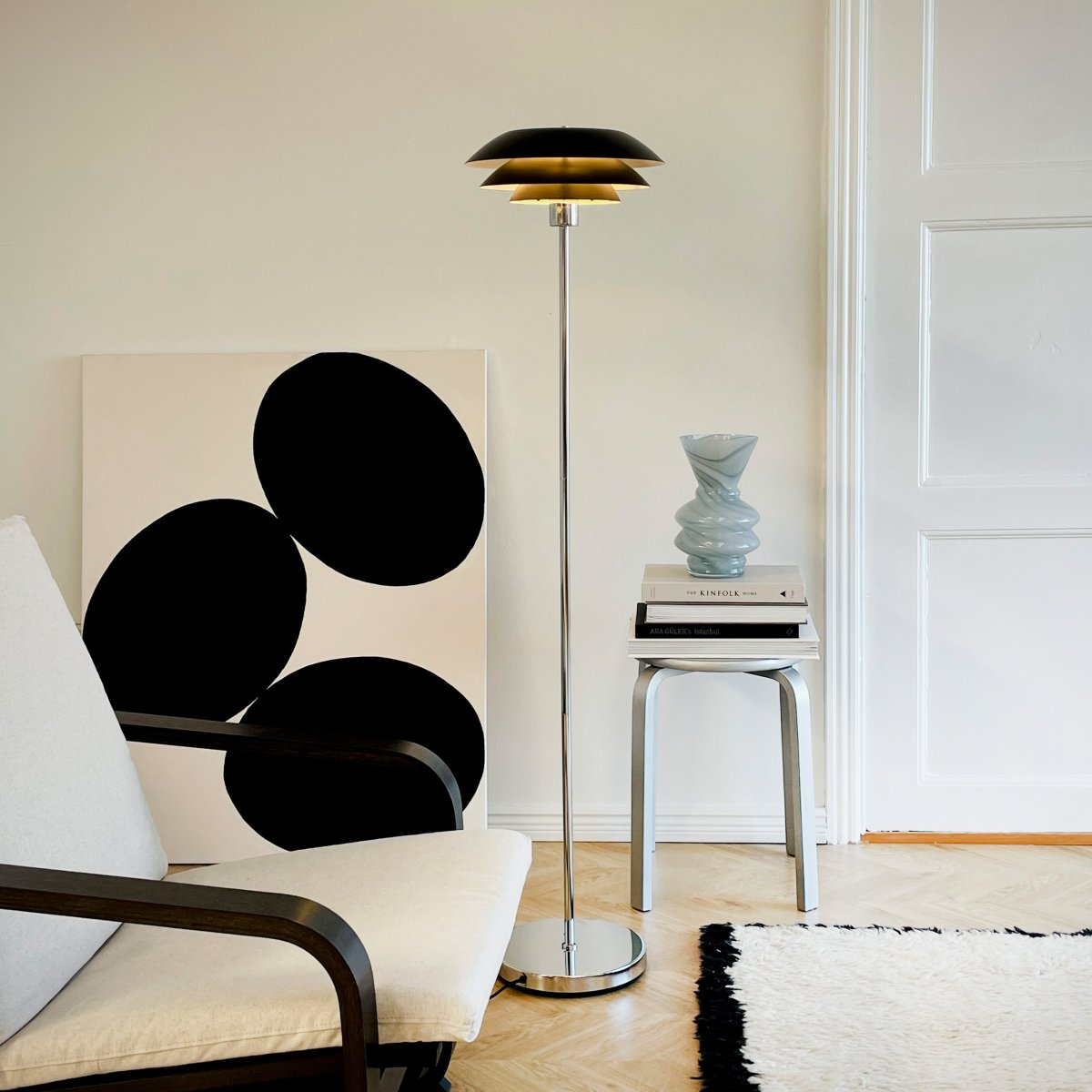 DL31 Sort gulvlampe Fra Dyberg Larsen - Gulvlampen er klassisk og dramatisk i sort i kombination med forkromet metal, perfekt til et m&oslash;rkt hj&oslash;rne af hjemmet, ved siden af sofaen eller som en elegant indretningsdetalje i sig selv.