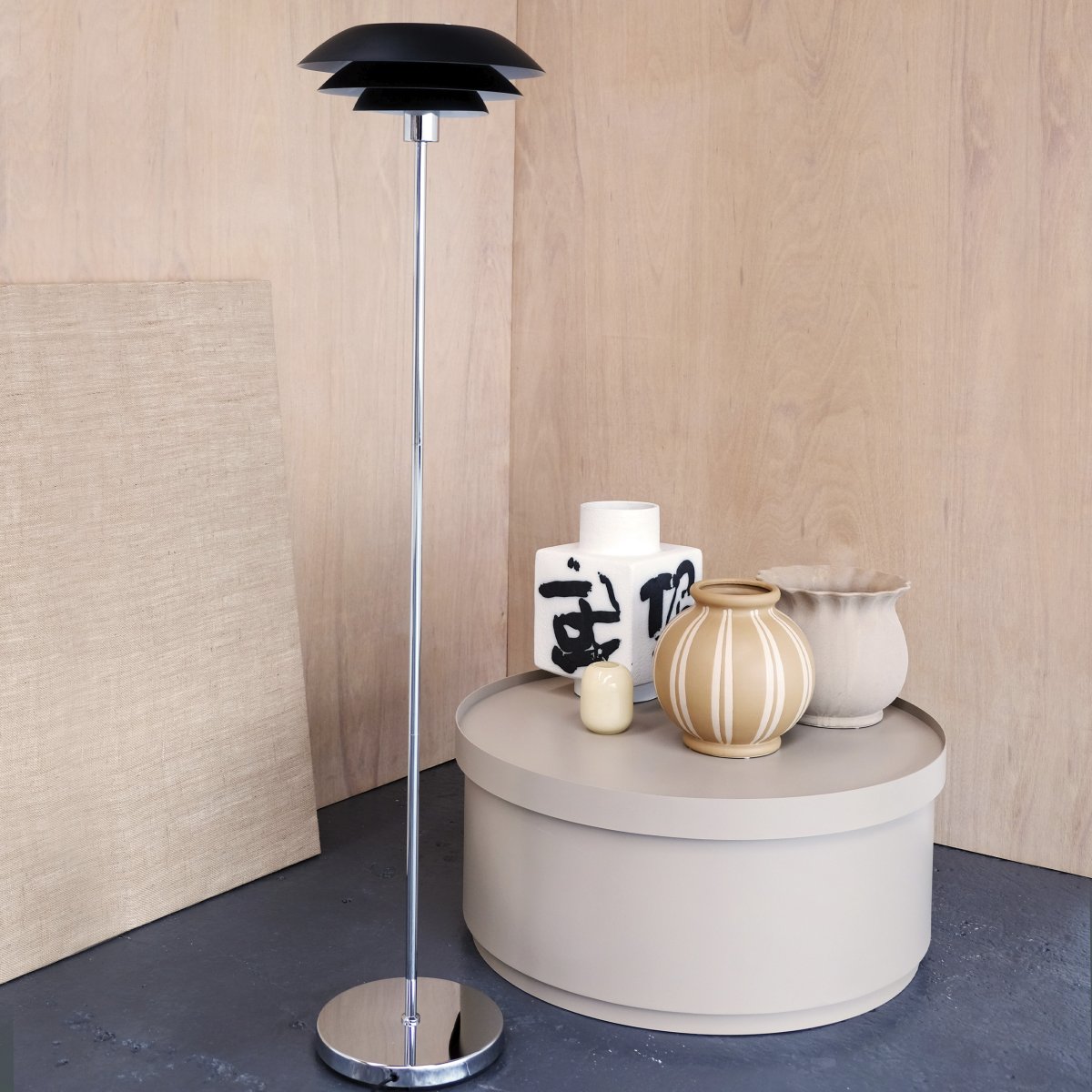 DL31 Sort gulvlampe Fra Dyberg Larsen - Gulvlampen er klassisk og dramatisk i sort i kombination med forkromet metal, perfekt til et m&oslash;rkt hj&oslash;rne af hjemmet, ved siden af sofaen eller som en elegant indretningsdetalje i sig selv.