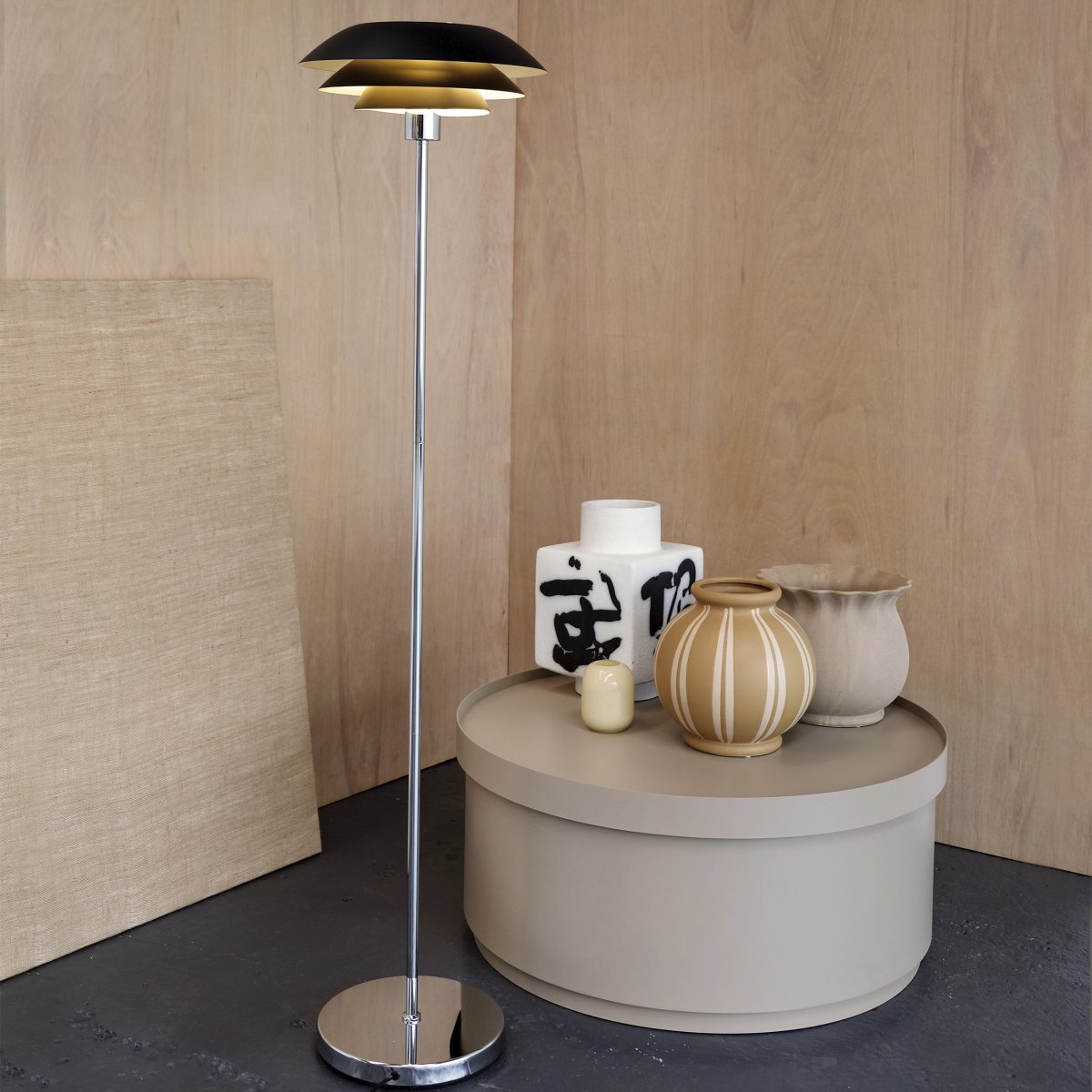 DL31 Sort gulvlampe Fra Dyberg Larsen - Gulvlampen er klassisk og dramatisk i sort i kombination med forkromet metal, perfekt til et m&oslash;rkt hj&oslash;rne af hjemmet, ved siden af sofaen eller som en elegant indretningsdetalje i sig selv.