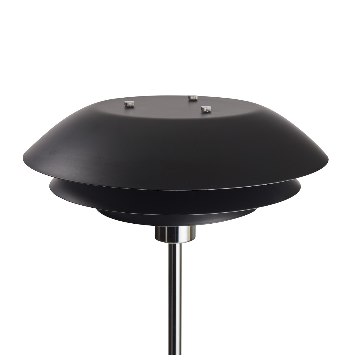 DL31 Sort gulvlampe Fra Dyberg Larsen - Gulvlampen er klassisk og dramatisk i sort i kombination med forkromet metal, perfekt til et m&oslash;rkt hj&oslash;rne af hjemmet, ved siden af sofaen eller som en elegant indretningsdetalje i sig selv.