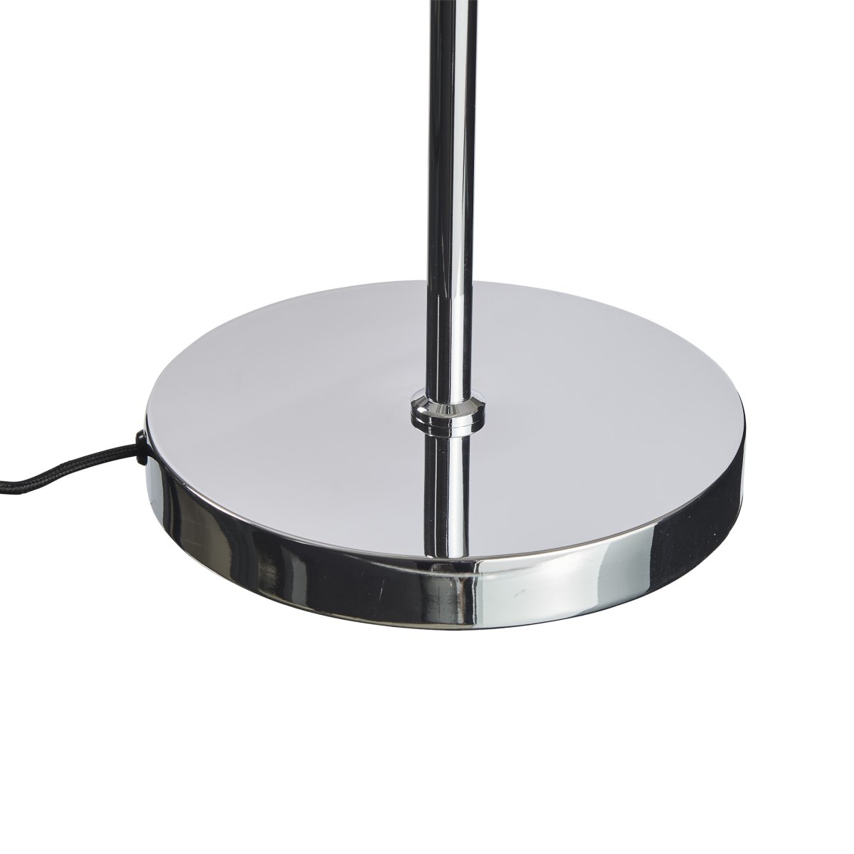 DL31 Sort gulvlampe Fra Dyberg Larsen - Gulvlampen er klassisk og dramatisk i sort i kombination med forkromet metal, perfekt til et m&oslash;rkt hj&oslash;rne af hjemmet, ved siden af sofaen eller som en elegant indretningsdetalje i sig selv.