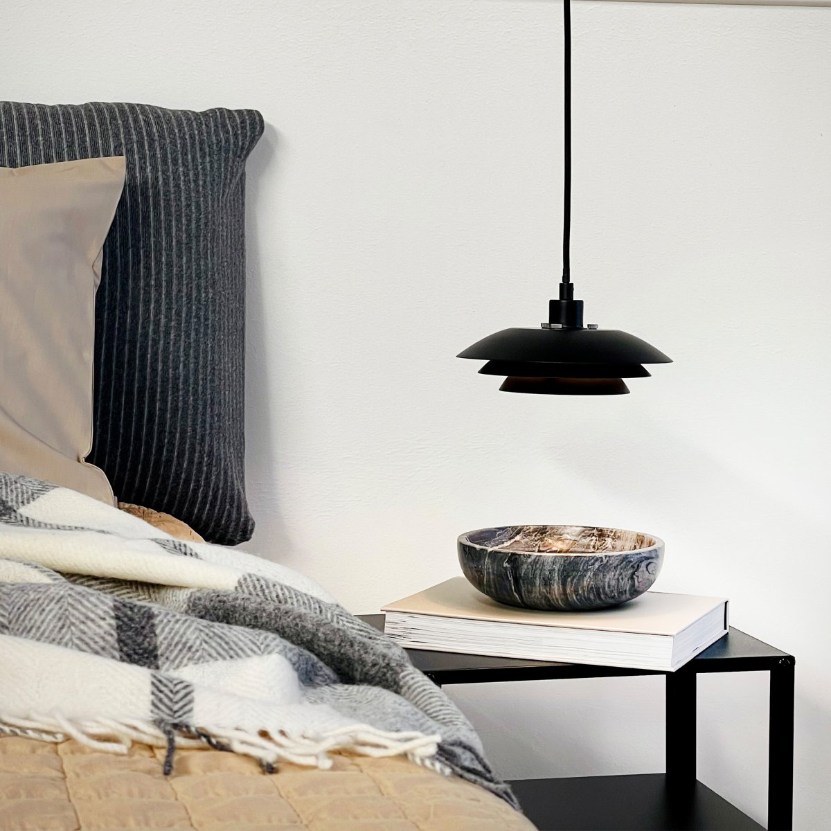 DL20 Ø20 Sort loftslampe Fra Dyberg Larsen - Lamperne har samme enkle og klassiske udtryk med tre sk&aelig;rme, men med en diameter p&aring; 20 cm er de nemme at installere og passer ind i forskellige milj&oslash;er.