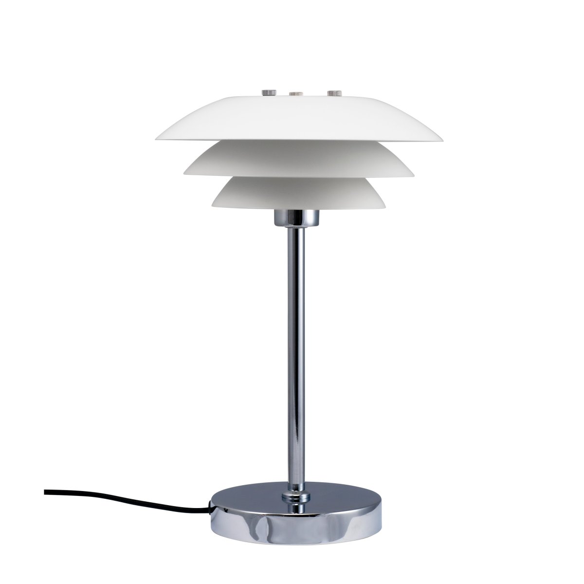 DL20 30cm Hvid bordlampe Fra Dyberg Larsen - DL20 bordlampe med forkromet metalfod og hvide metalsk&aelig;rme er en elegant lampe, der passer perfekt til; skrivebordet, et lille sidebord i stuen eller hvor du nu har brug for det.