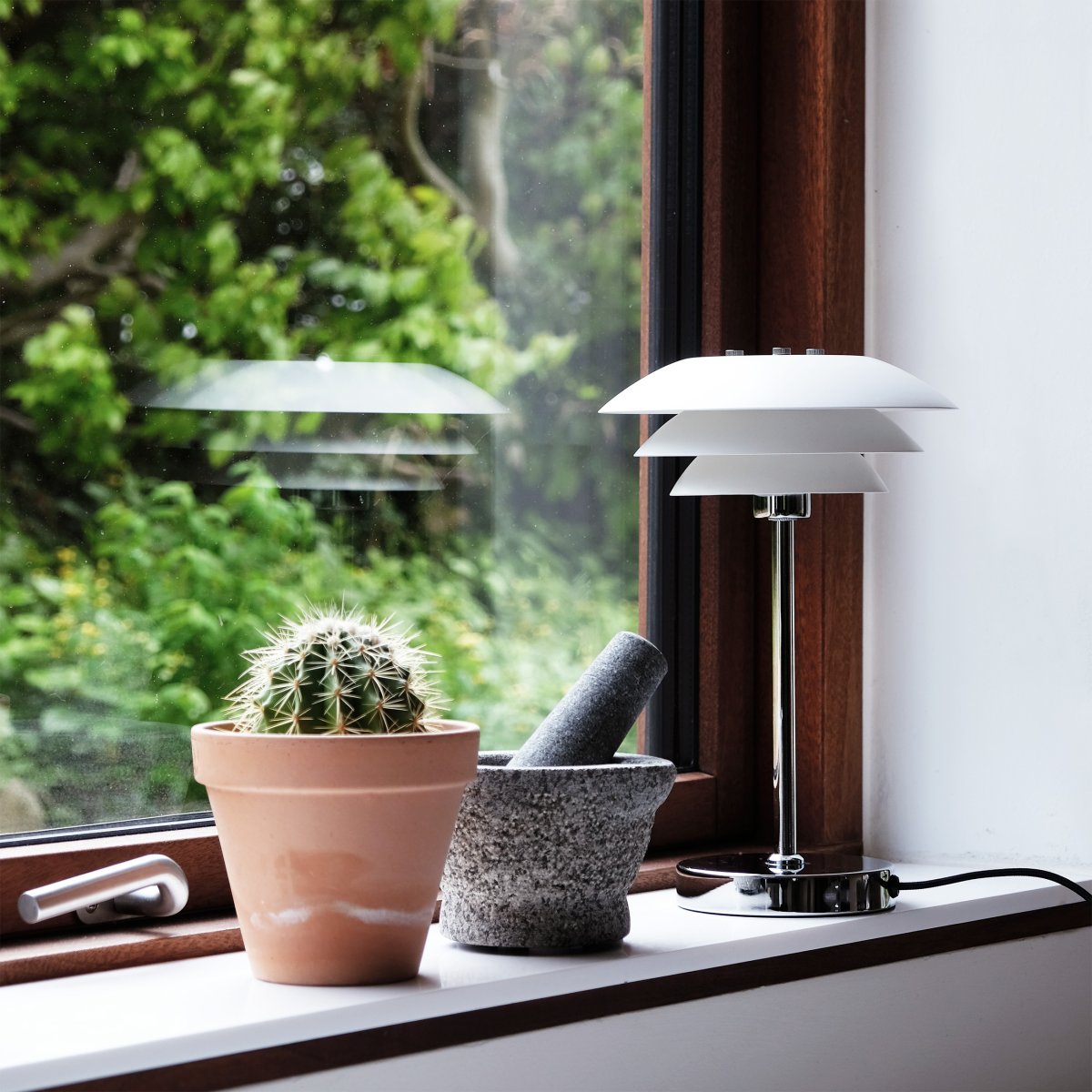 DL20 30cm Hvid bordlampe Fra Dyberg Larsen - DL20 bordlampe med forkromet metalfod og hvide metalsk&aelig;rme er en elegant lampe, der passer perfekt til; skrivebordet, et lille sidebord i stuen eller hvor du nu har brug for det.