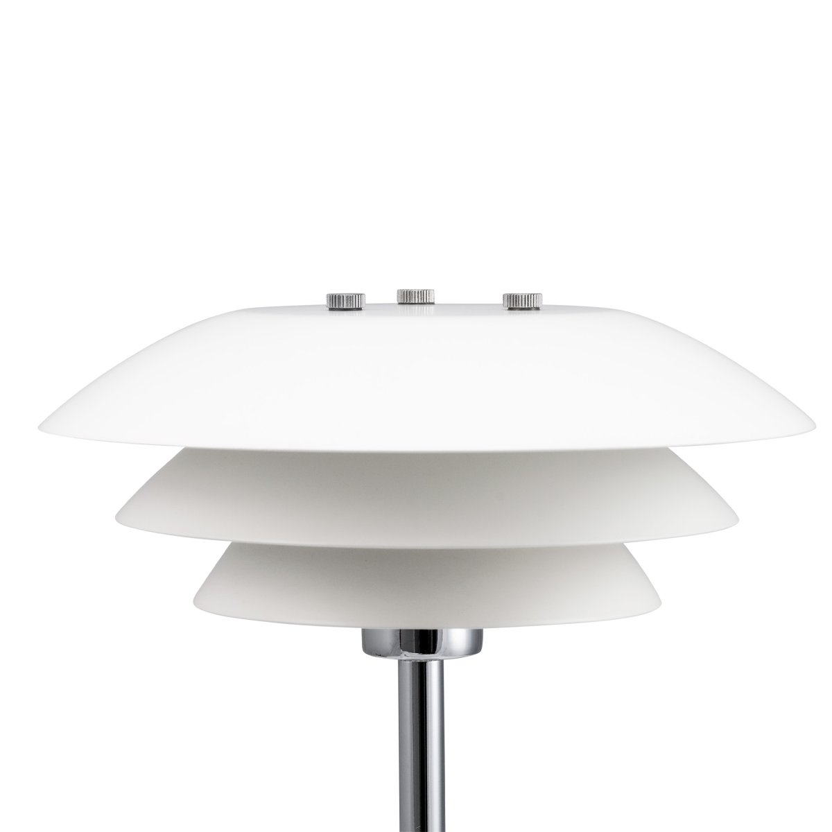 DL20 30cm Hvid bordlampe Fra Dyberg Larsen - DL20 bordlampe med forkromet metalfod og hvide metalsk&aelig;rme er en elegant lampe, der passer perfekt til; skrivebordet, et lille sidebord i stuen eller hvor du nu har brug for det.