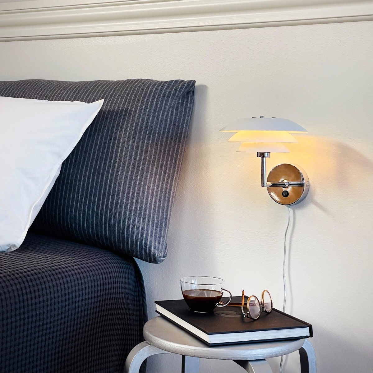 DL20 Hvid væglampe Fra Dyberg Larsen - DL20 v&aelig;glampen har et tidl&oslash;st og enkelt design, best&aring;ende af tre sk&aelig;rme, denne lampe er nem at installere og giver et smukt lys.