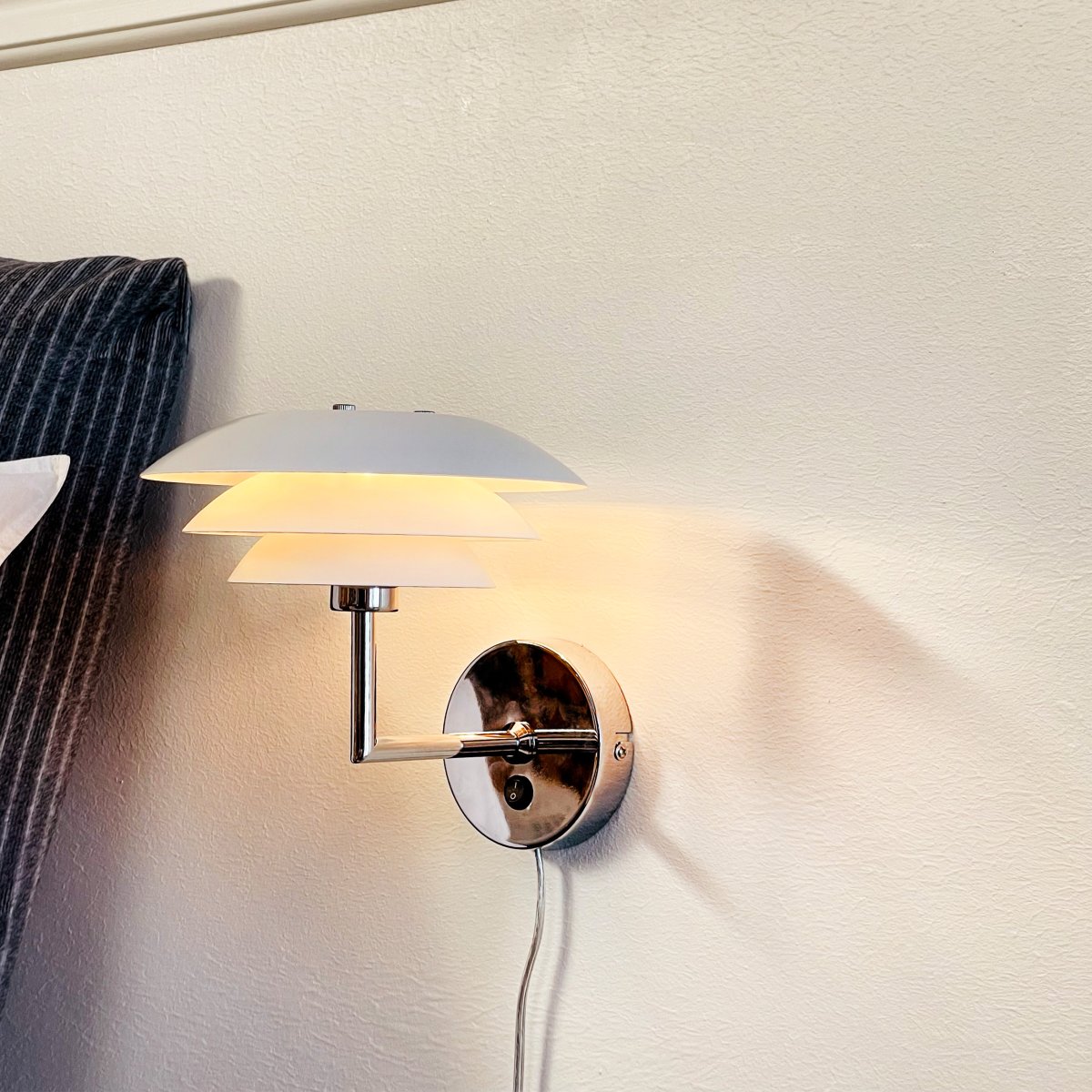 DL20 Hvid væglampe Fra Dyberg Larsen - DL20 v&aelig;glampen har et tidl&oslash;st og enkelt design, best&aring;ende af tre sk&aelig;rme, denne lampe er nem at installere og giver et smukt lys.