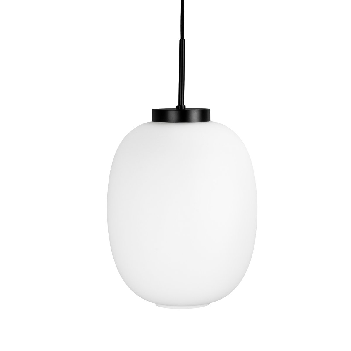 DL39 Ø25 Sort loftslampe Fra Dyberg Larsen - Pendlen har et unikt design med sort loftophæng og loftskål i kontrast til det mundblæste opalglas.