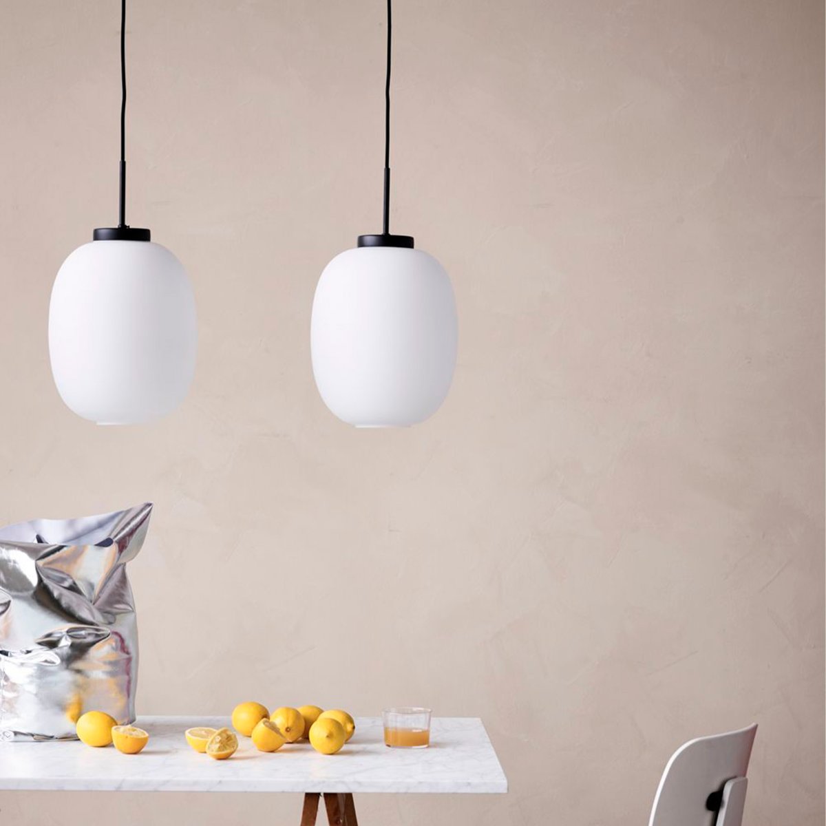 DL39 Ø25 Sort loftslampe Fra Dyberg Larsen - Pendlen har et unikt design med sort loftophæng og loftskål i kontrast til det mundblæste opalglas.