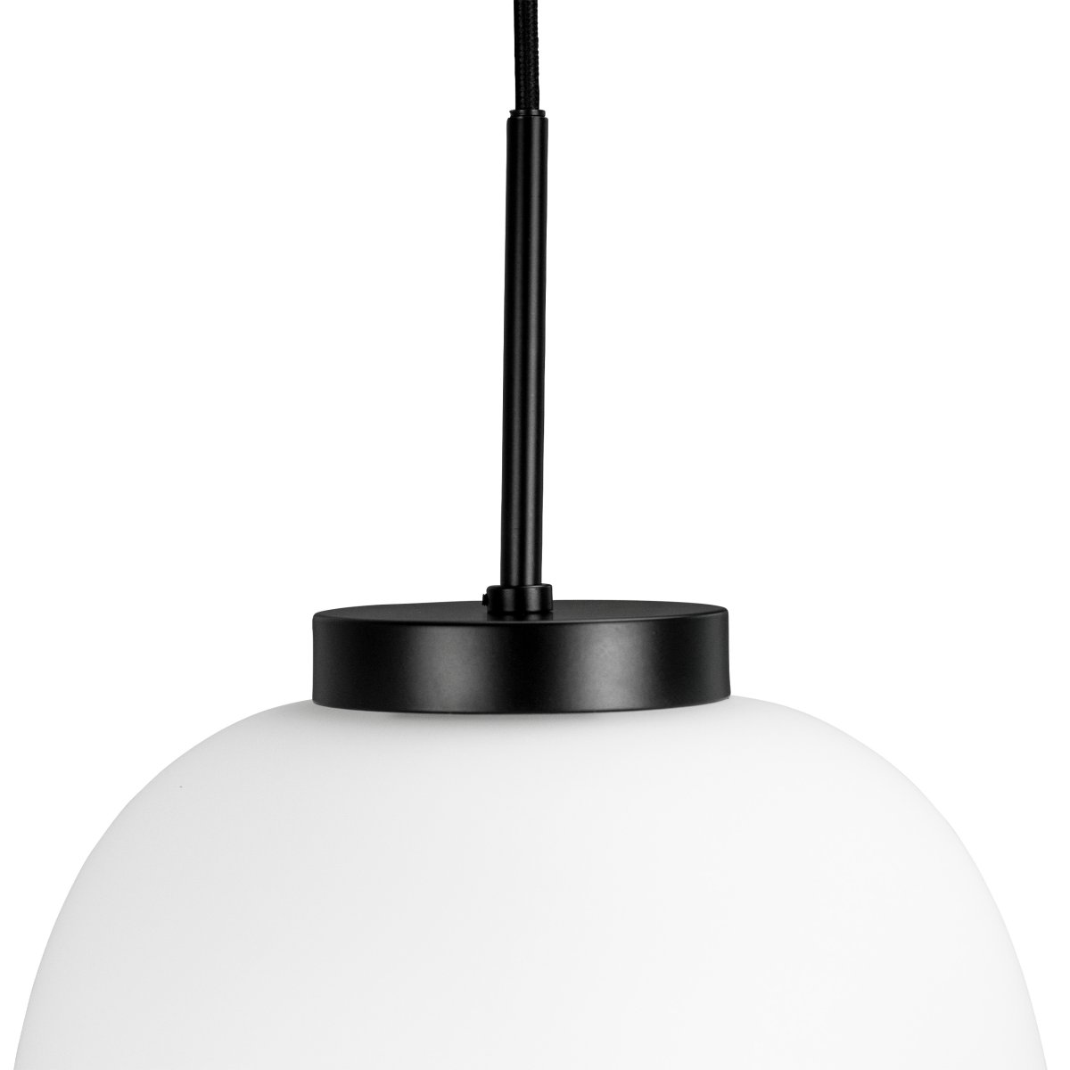 DL39 Ø25 Sort loftslampe Fra Dyberg Larsen - Pendlen har et unikt design med sort loftophæng og loftskål i kontrast til det mundblæste opalglas.