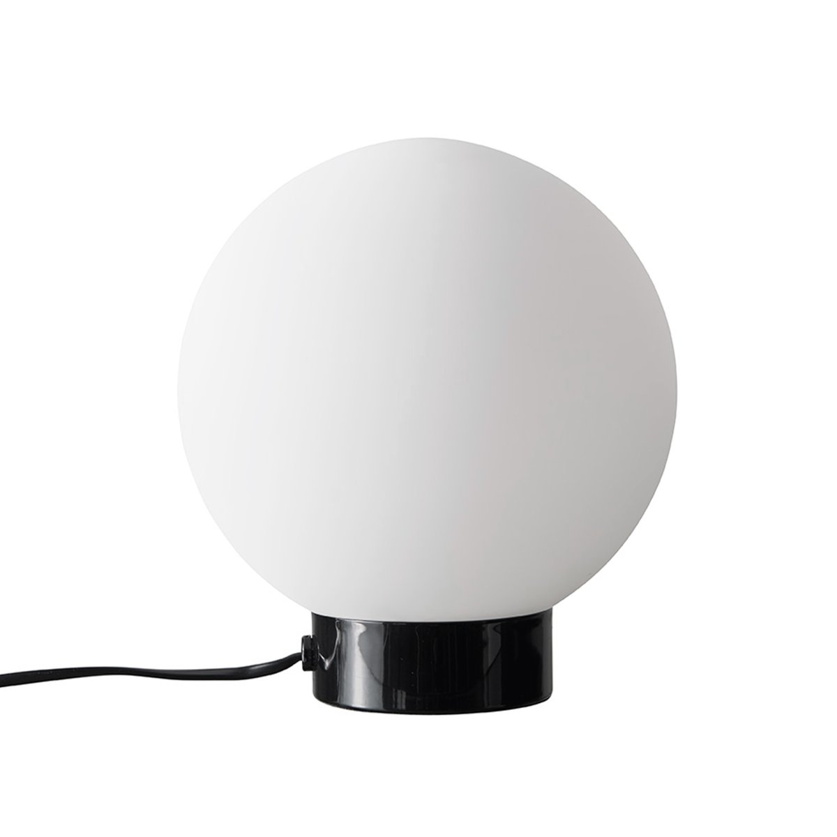 Barcelona 23cm Højglans sort bordlampe Fra Dyberg Larsen - Barcelona er en enkel og elegant lampe med fod i blankt sort metal og en matteret opal glaskugle, der spreder et behageligt lys i omgivelserne.