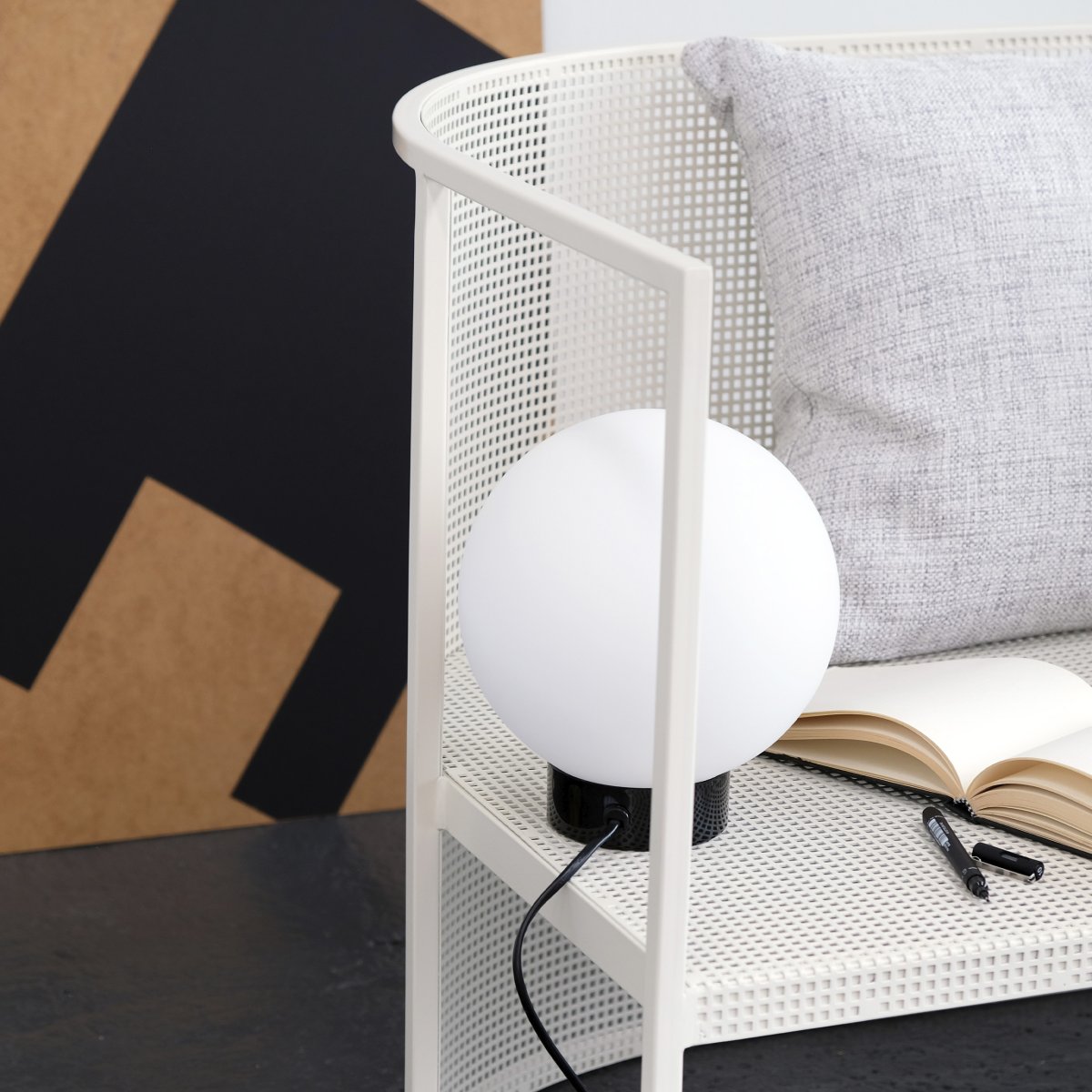 Barcelona 23cm Højglans sort bordlampe Fra Dyberg Larsen - Barcelona er en enkel og elegant lampe med fod i blankt sort metal og en matteret opal glaskugle, der spreder et behageligt lys i omgivelserne.