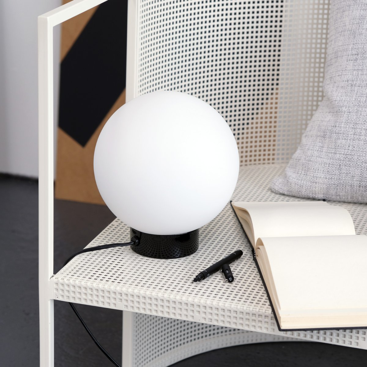 Barcelona 23cm Højglans sort bordlampe Fra Dyberg Larsen - Barcelona er en enkel og elegant lampe med fod i blankt sort metal og en matteret opal glaskugle, der spreder et behageligt lys i omgivelserne.