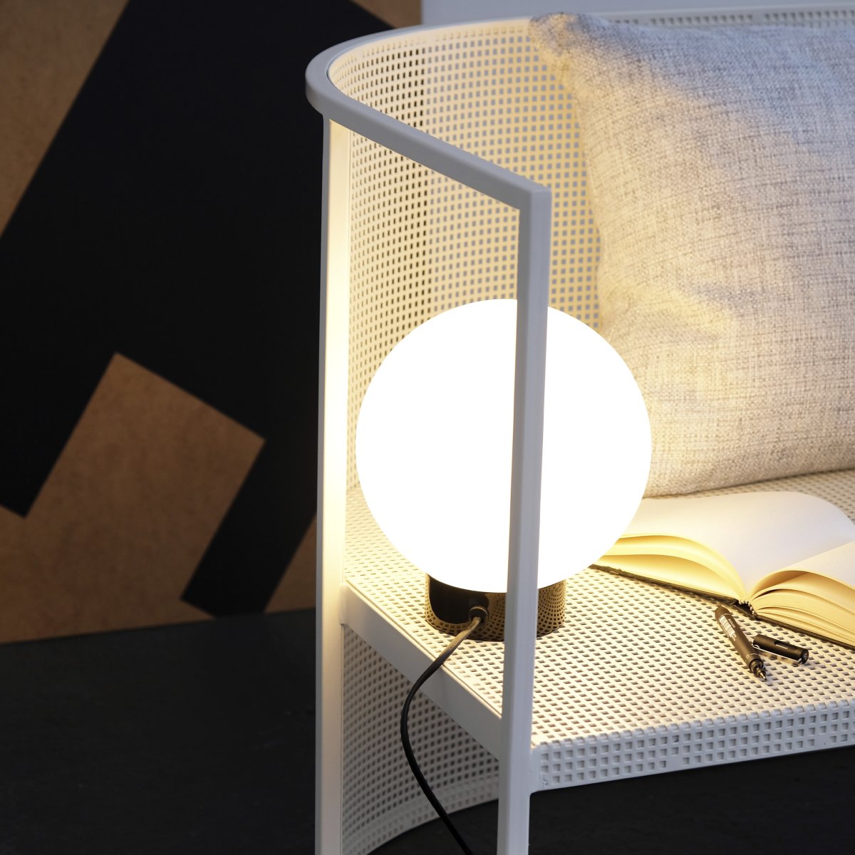 Barcelona 23cm Højglans sort bordlampe Fra Dyberg Larsen - Barcelona er en enkel og elegant lampe med fod i blankt sort metal og en matteret opal glaskugle, der spreder et behageligt lys i omgivelserne.