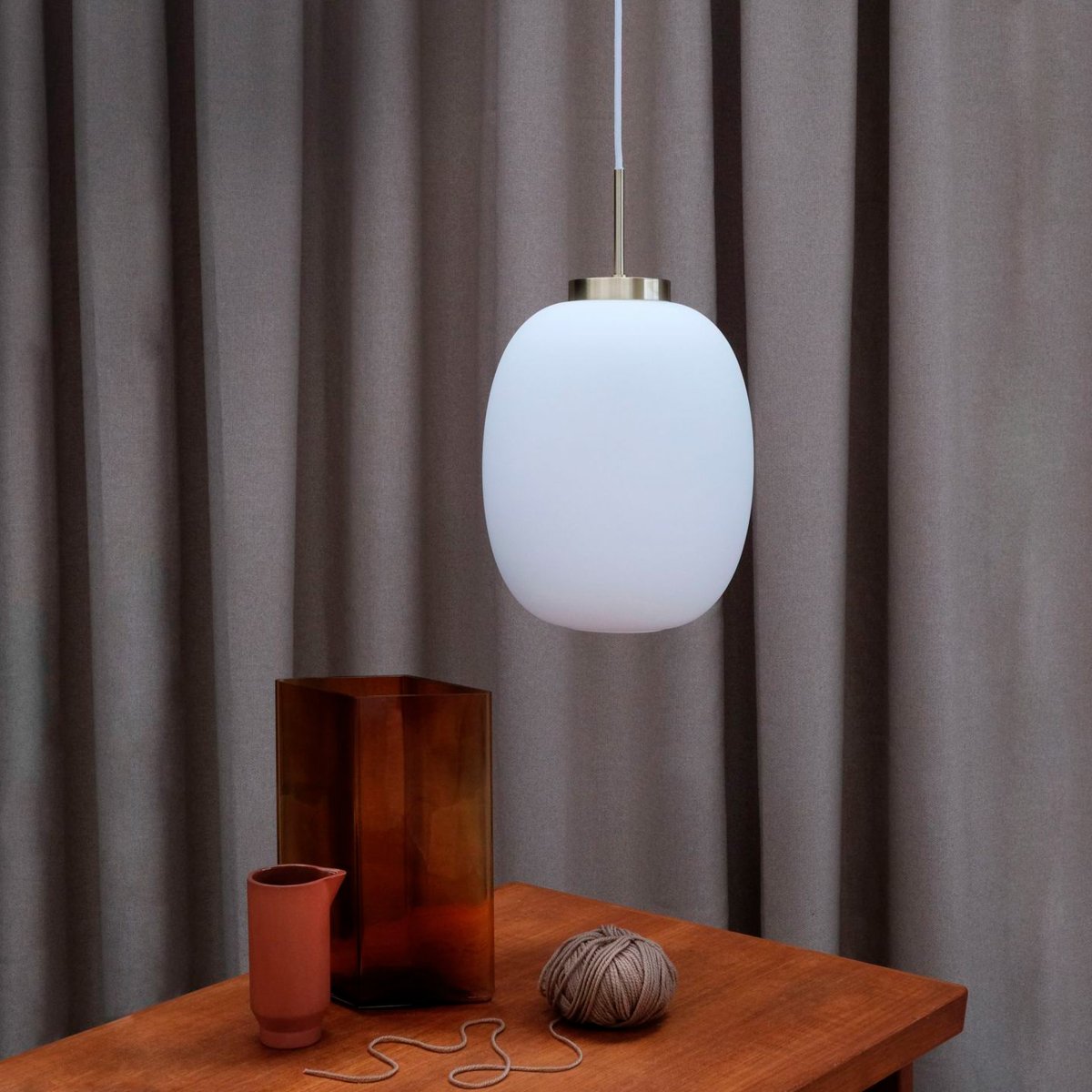 DL39 Ø25 Messing loftslampe Fra Dyberg Larsen - Kombinationen af opalglas og messing gør det til en dekorativ indretningsdetalje i hjemmet.