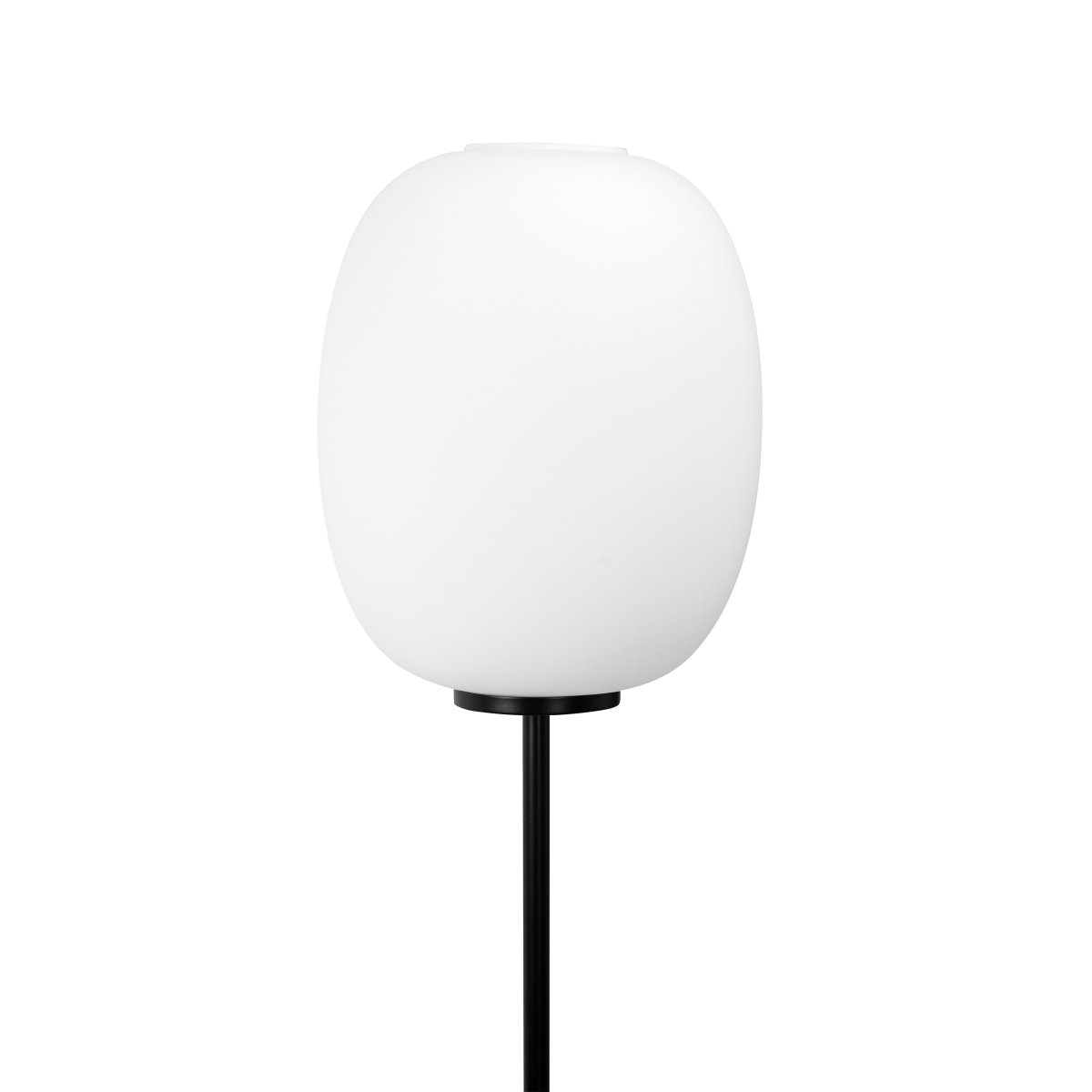 DL39 Sort gulvlampe Fra Dyberg Larsen - DL39 gulvlampe er en unik og spændende lampe med et harmonisk og enkelt design inspireret af klassiske minimalistiske linjer.