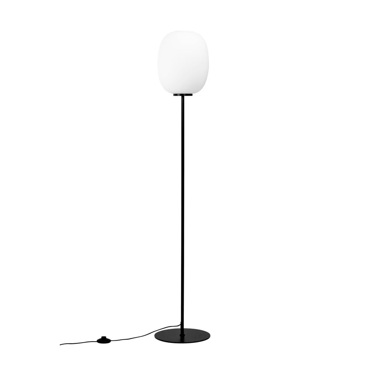 DL39 Sort gulvlampe Fra Dyberg Larsen - DL39 gulvlampe er en unik og spændende lampe med et harmonisk og enkelt design inspireret af klassiske minimalistiske linjer.