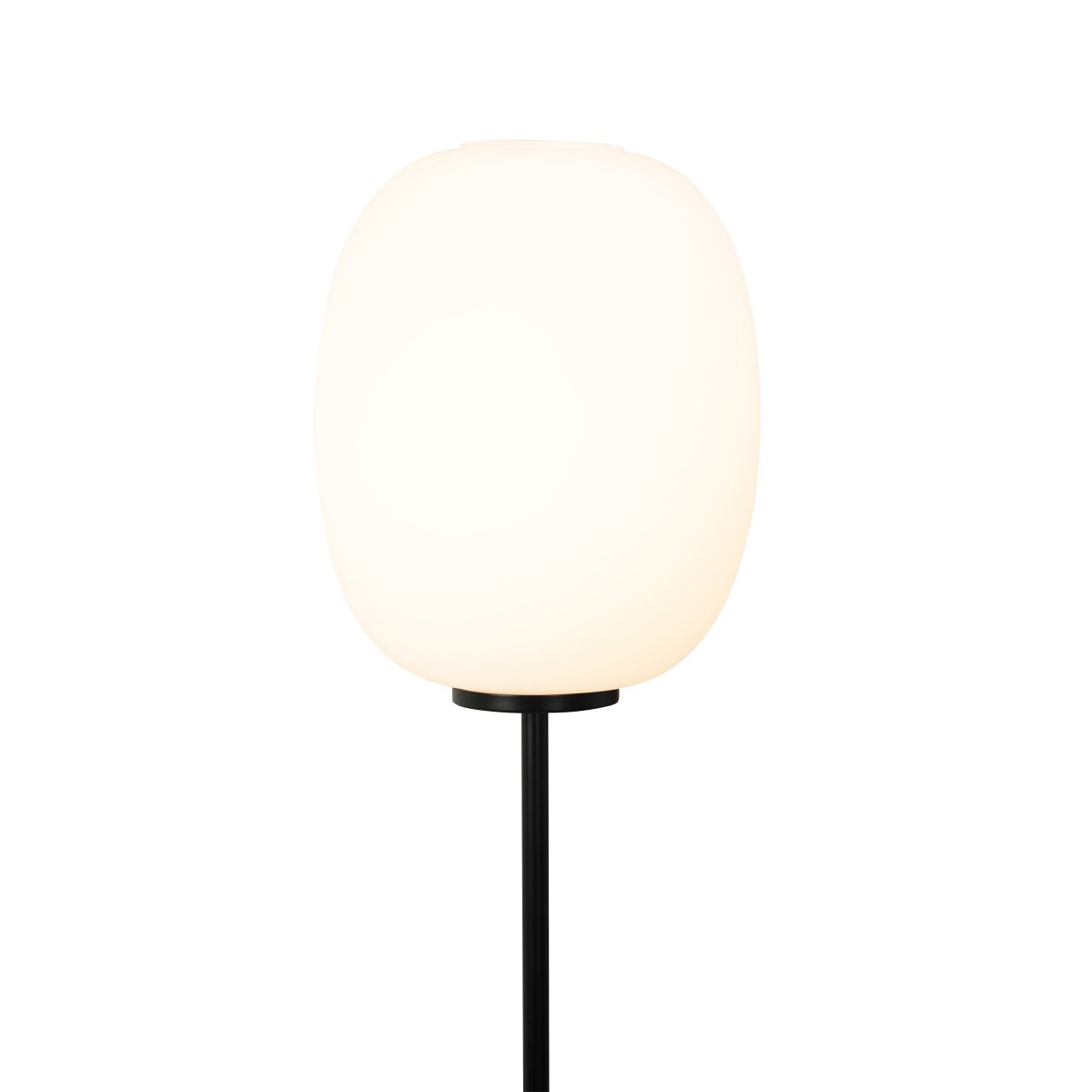 DL39 Sort gulvlampe Fra Dyberg Larsen - DL39 gulvlampe er en unik og spændende lampe med et harmonisk og enkelt design inspireret af klassiske minimalistiske linjer.