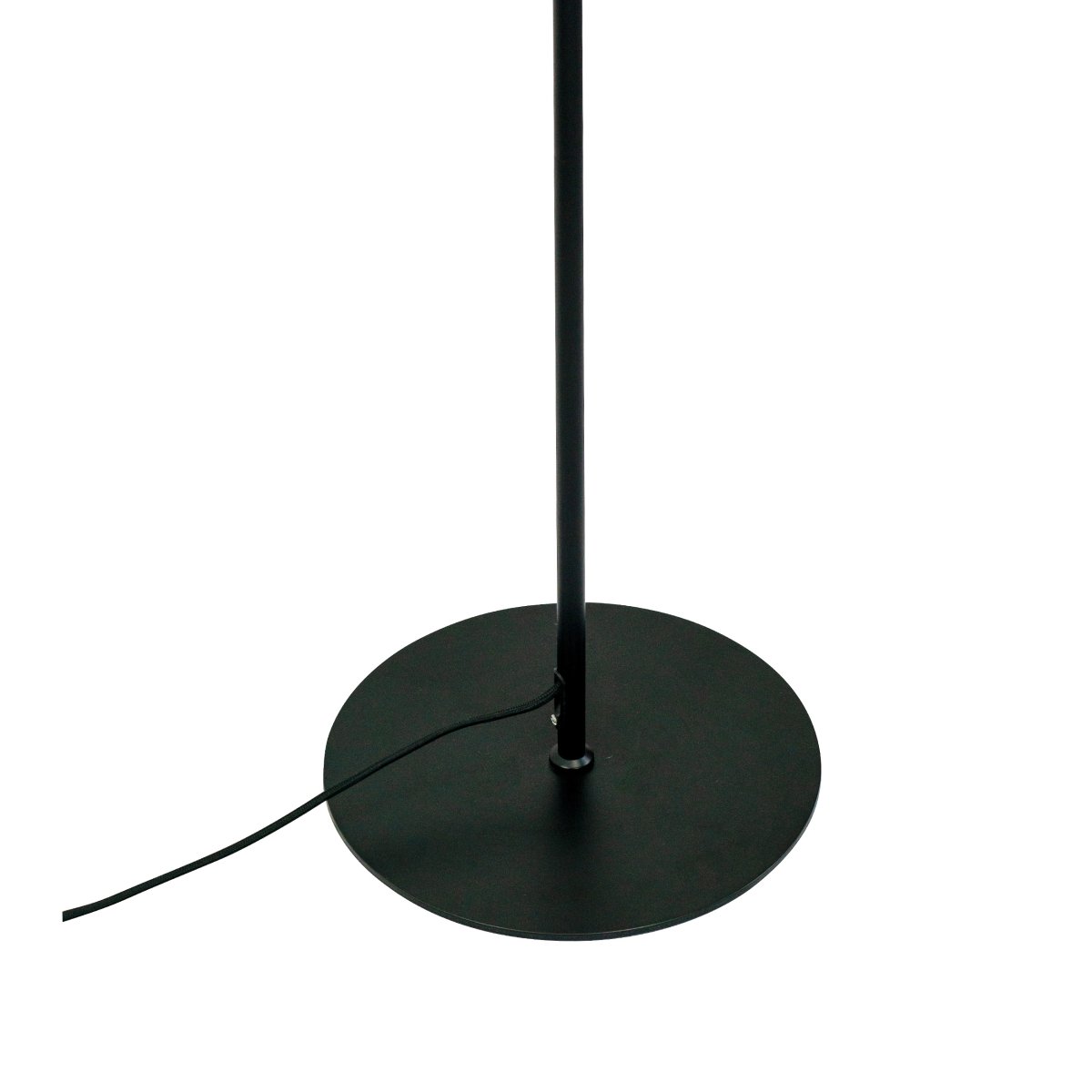 DL39 Sort gulvlampe Fra Dyberg Larsen - DL39 gulvlampe er en unik og spændende lampe med et harmonisk og enkelt design inspireret af klassiske minimalistiske linjer.