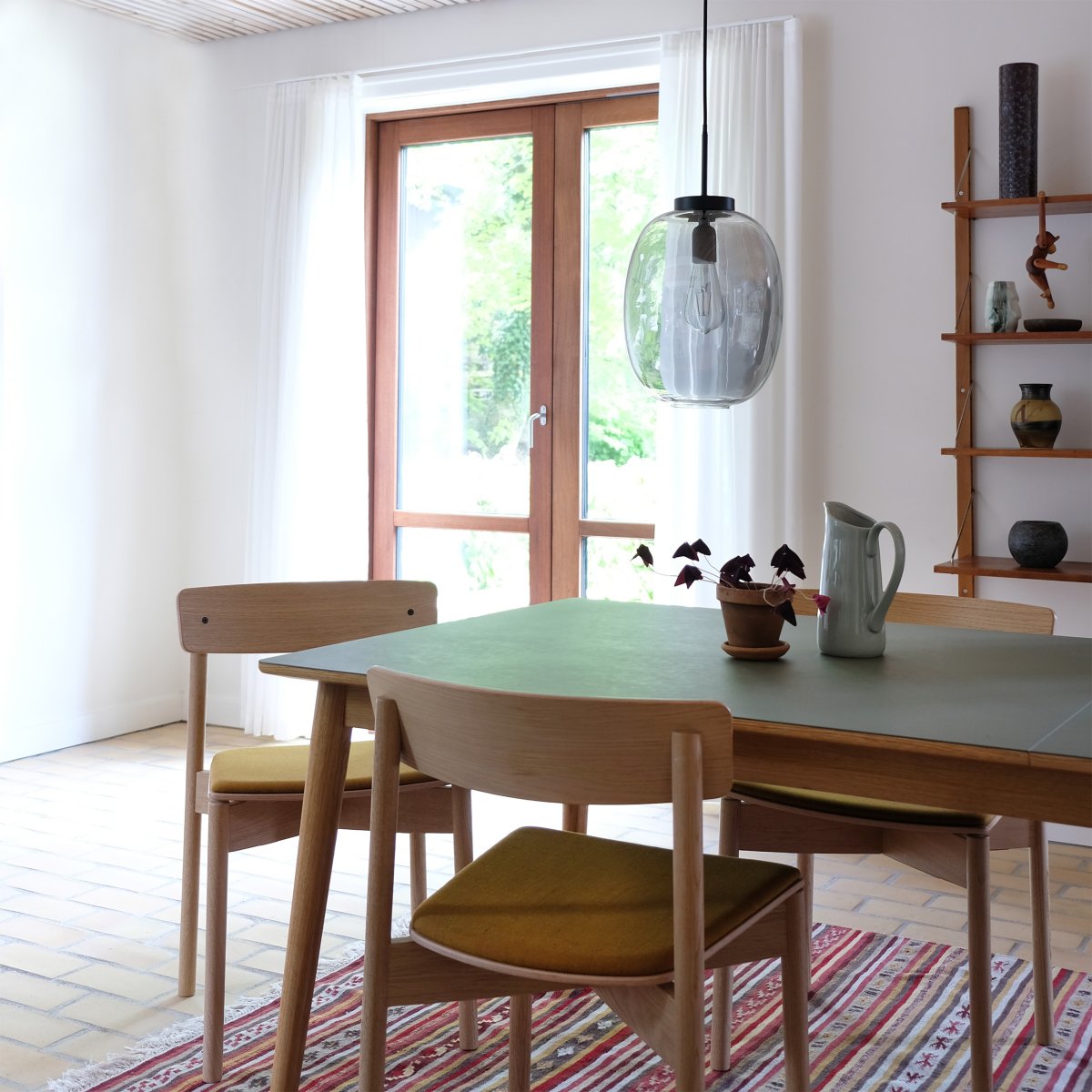 DL39 Ø25 Sort loftslampe Fra Dyberg Larsen - Kombinationen af rødt glas og sort metal gør det til en dekorativ indretningsdetalje i hjemmet.