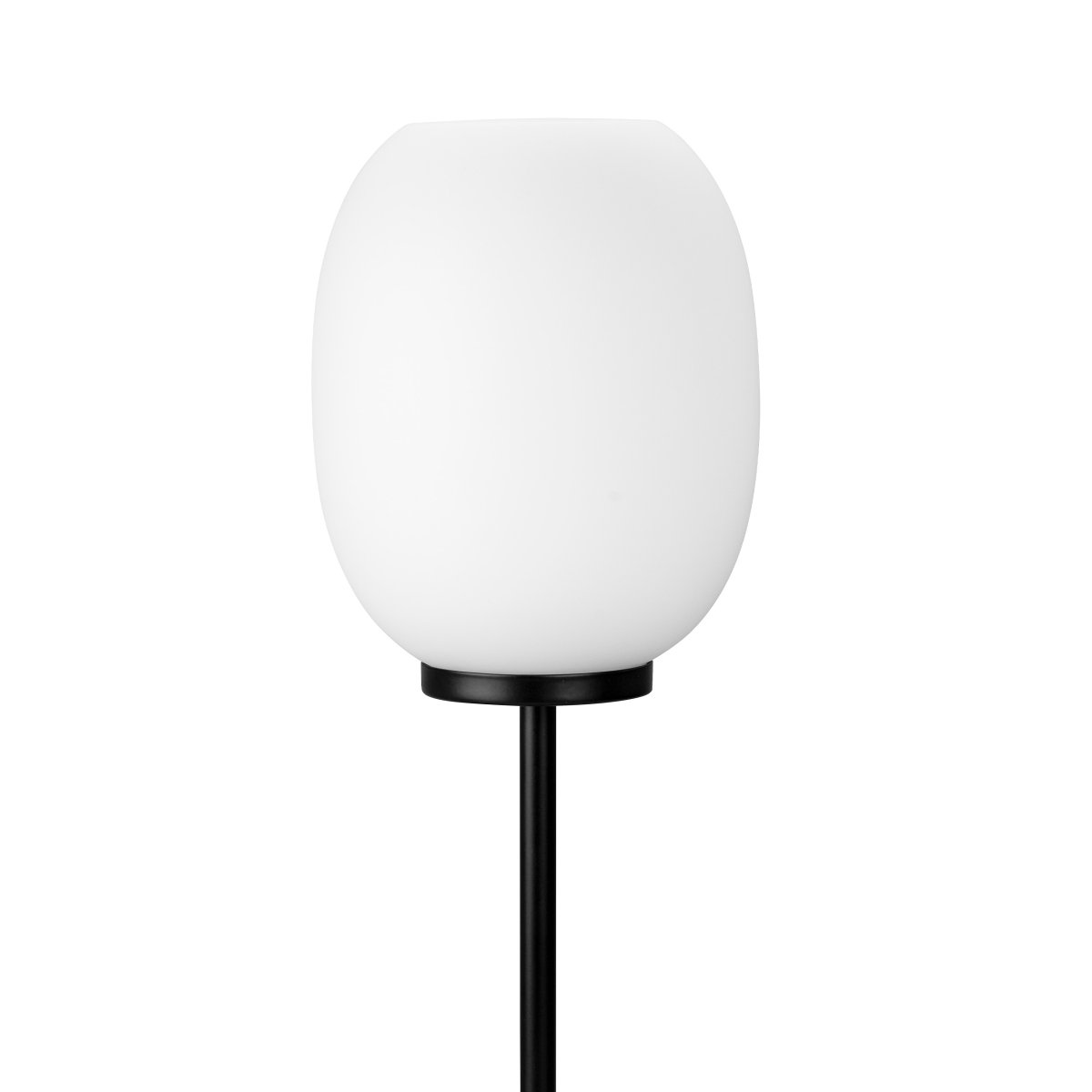 DL39 52cm Opal bordlampe Fra Dyberg Larsen - Lampen byder på mange anvendelsesområder og med sit bløde lys og runde form er den perfekt til stuen, restauranter, cafeer eller kontormiljøer.