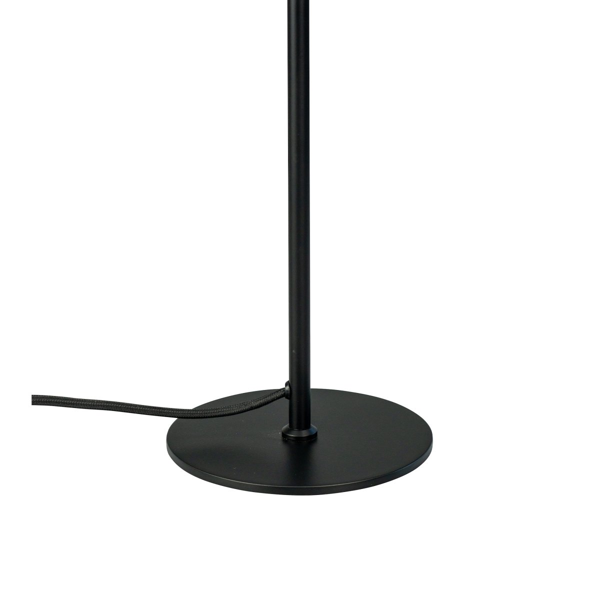 DL39 52cm Opal bordlampe Fra Dyberg Larsen - Lampen byder på mange anvendelsesområder og med sit bløde lys og runde form er den perfekt til stuen, restauranter, cafeer eller kontormiljøer.