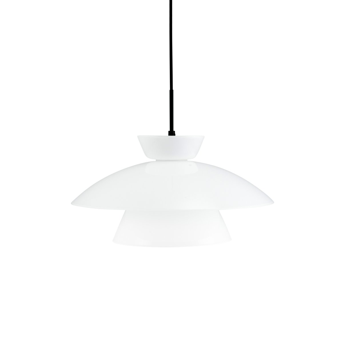 Valby Ø20 Opal loftslampe Fra Dyberg Larsen - Valby opal loftlampe leveres med en 3m sort tekstilledning, som giver dig mulighed for at hænge lampen i Ønsket højde.