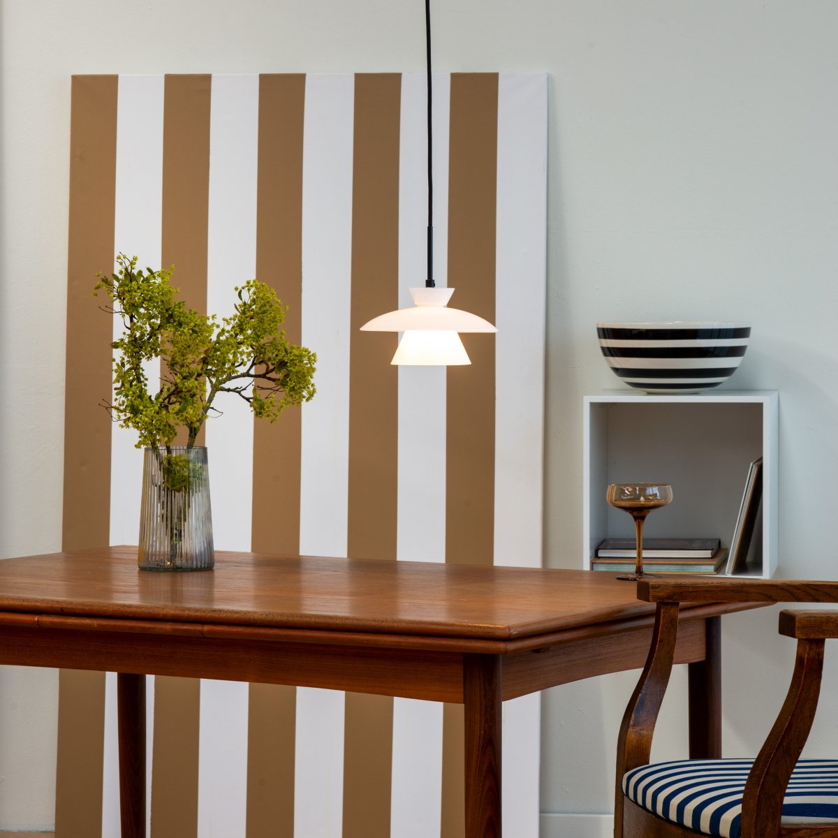 Valby Ø20 Opal loftslampe Fra Dyberg Larsen - Valby opal loftlampe leveres med en 3m sort tekstilledning, som giver dig mulighed for at hænge lampen i Ønsket højde.