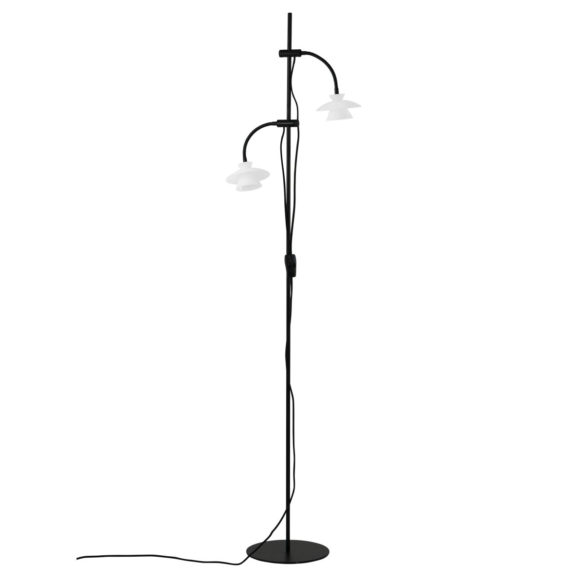 Valby Sort gulvlampe Fra Dyberg Larsen - Valby gulvlampe i opalglas med sort metalfod er en stilren og klassisk lampe, der passer ind i ethvert hjem.