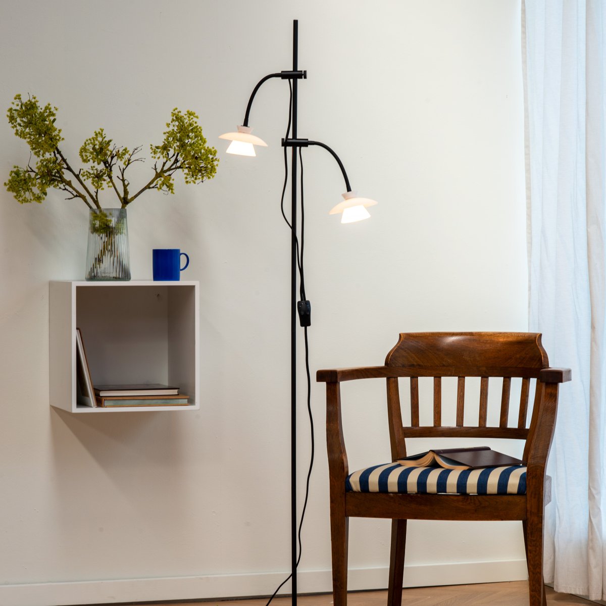 Valby Sort gulvlampe Fra Dyberg Larsen - Valby gulvlampe i opalglas med sort metalfod er en stilren og klassisk lampe, der passer ind i ethvert hjem.
