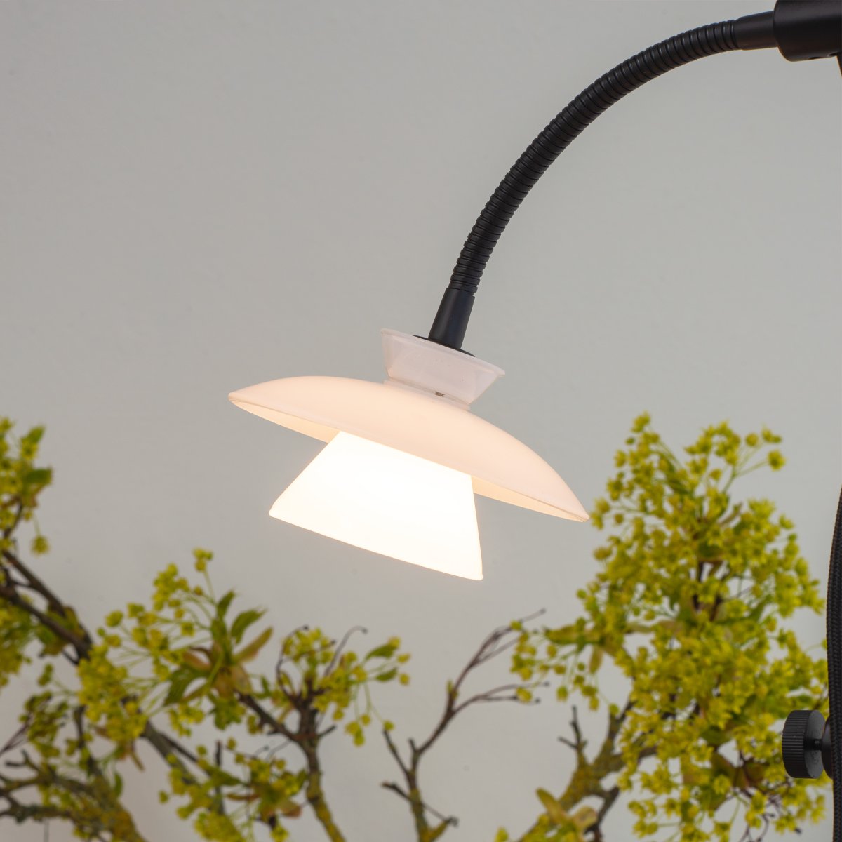 Valby Sort gulvlampe Fra Dyberg Larsen - Valby gulvlampe i opalglas med sort metalfod er en stilren og klassisk lampe, der passer ind i ethvert hjem.