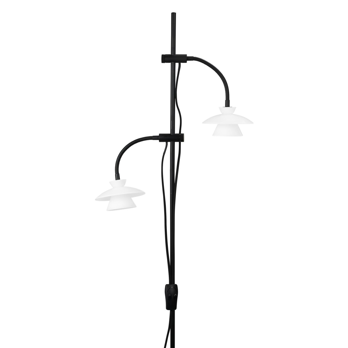 Valby Sort gulvlampe Fra Dyberg Larsen - Valby gulvlampe i opalglas med sort metalfod er en stilren og klassisk lampe, der passer ind i ethvert hjem.