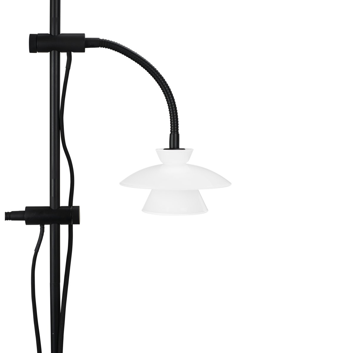 Valby Sort gulvlampe Fra Dyberg Larsen - Valby gulvlampe i opalglas med sort metalfod er en stilren og klassisk lampe, der passer ind i ethvert hjem.