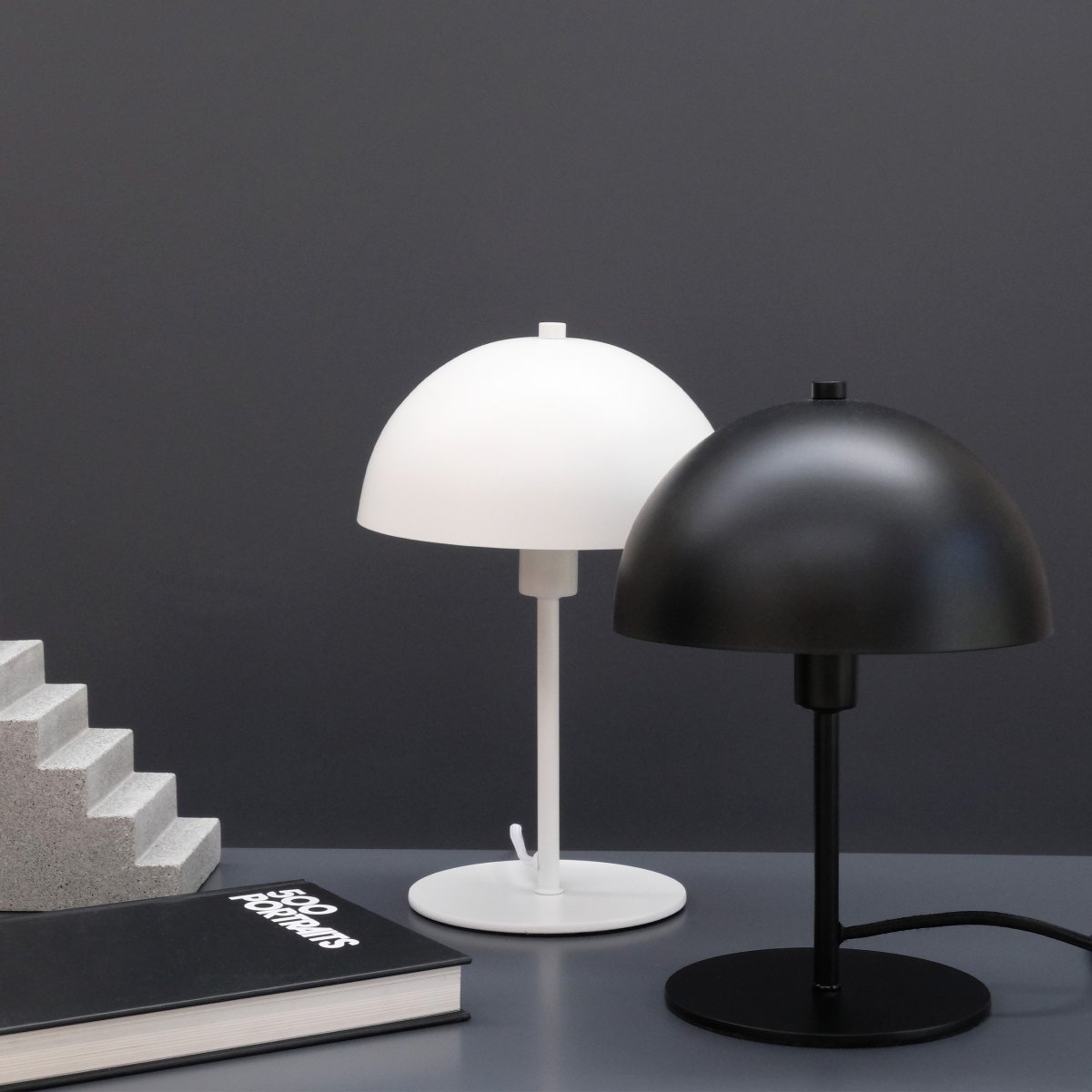 Malmø 30cm Hvid bordlampe Fra Dyberg Larsen - Fremstillet af metal med en halvkugleformet skærm giver den fint, blændfrit lys.