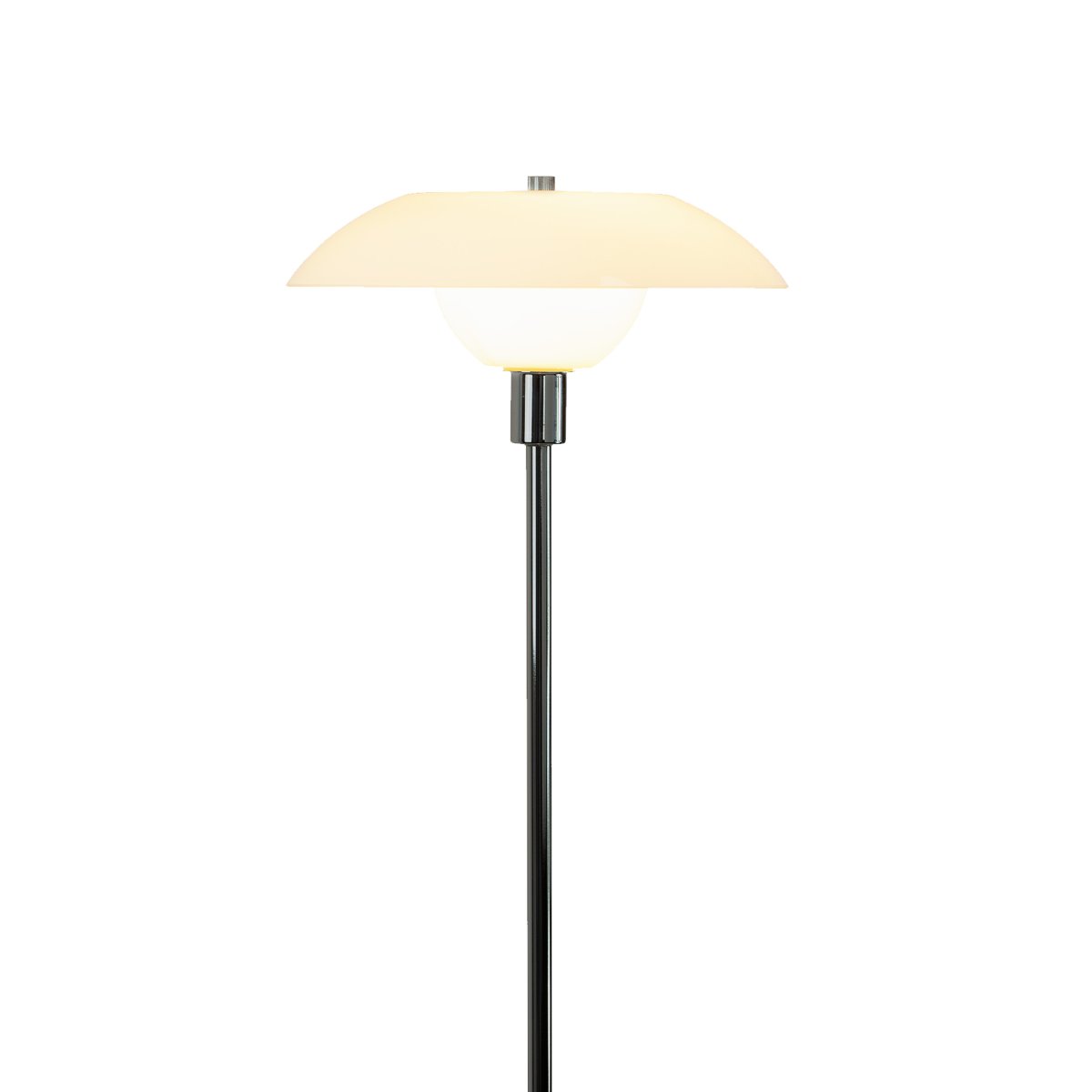 Bergen Opal gulvlampe Fra Dyberg Larsen - Det forkromede metal i kombination med opalglasskærmene skaber et flot lysbillede i rummet uden at blænde.