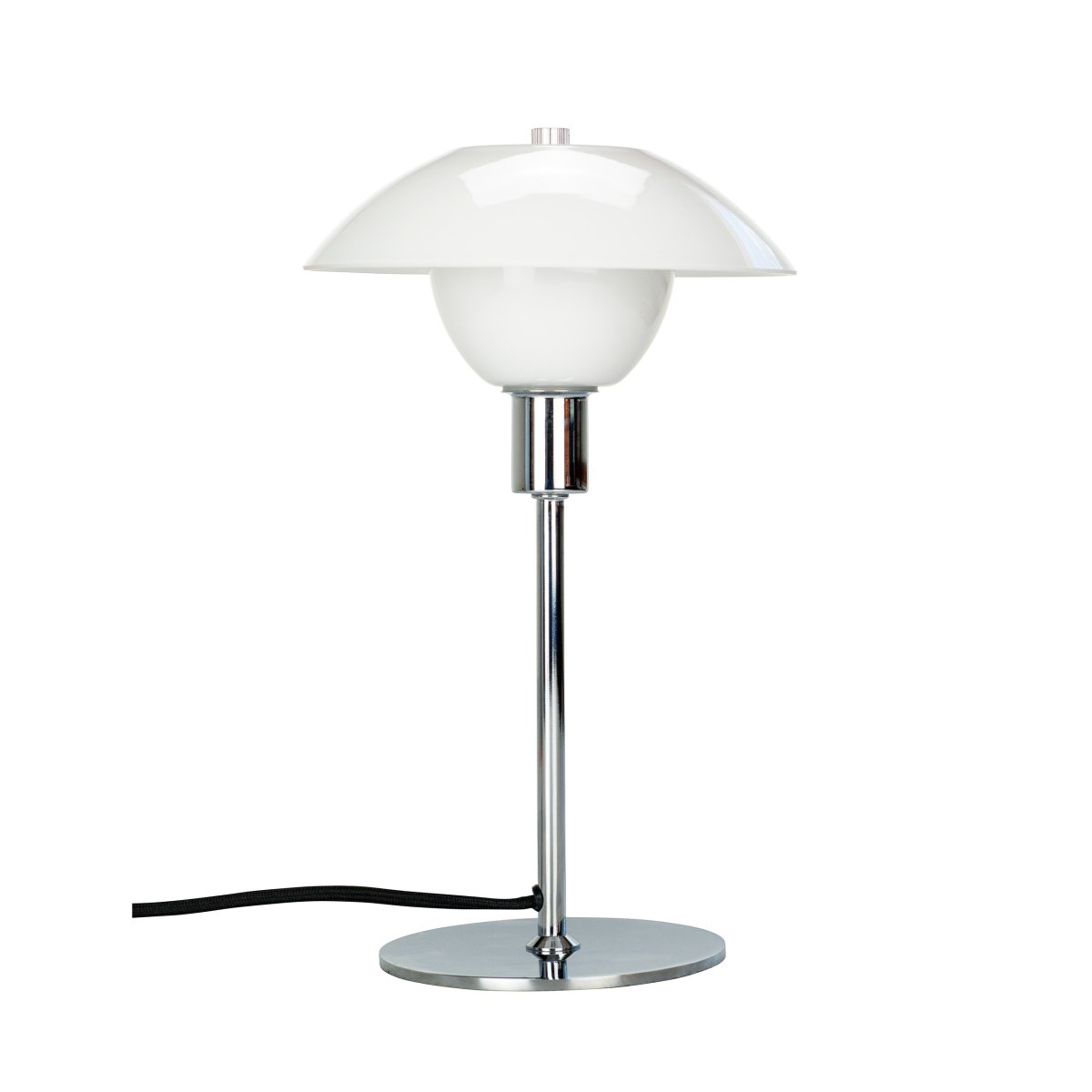 Bergen 32cm Opal bordlampe Fra Dyberg Larsen - Det forkromede metal i kombination med opalglasskærmene skaber et flot lysbillede i rummet uden at blænde.