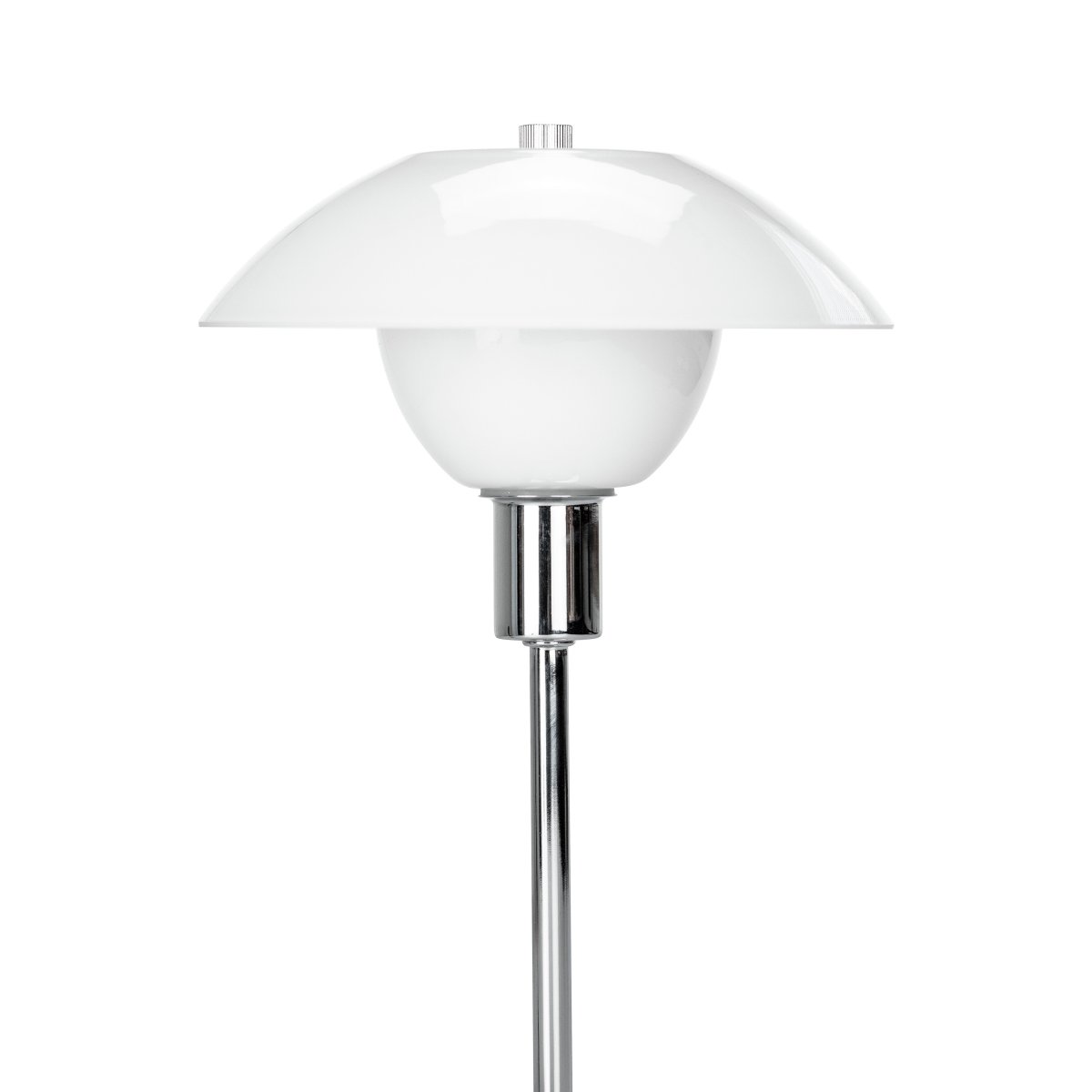 Bergen 32cm Opal bordlampe Fra Dyberg Larsen - Det forkromede metal i kombination med opalglasskærmene skaber et flot lysbillede i rummet uden at blænde.