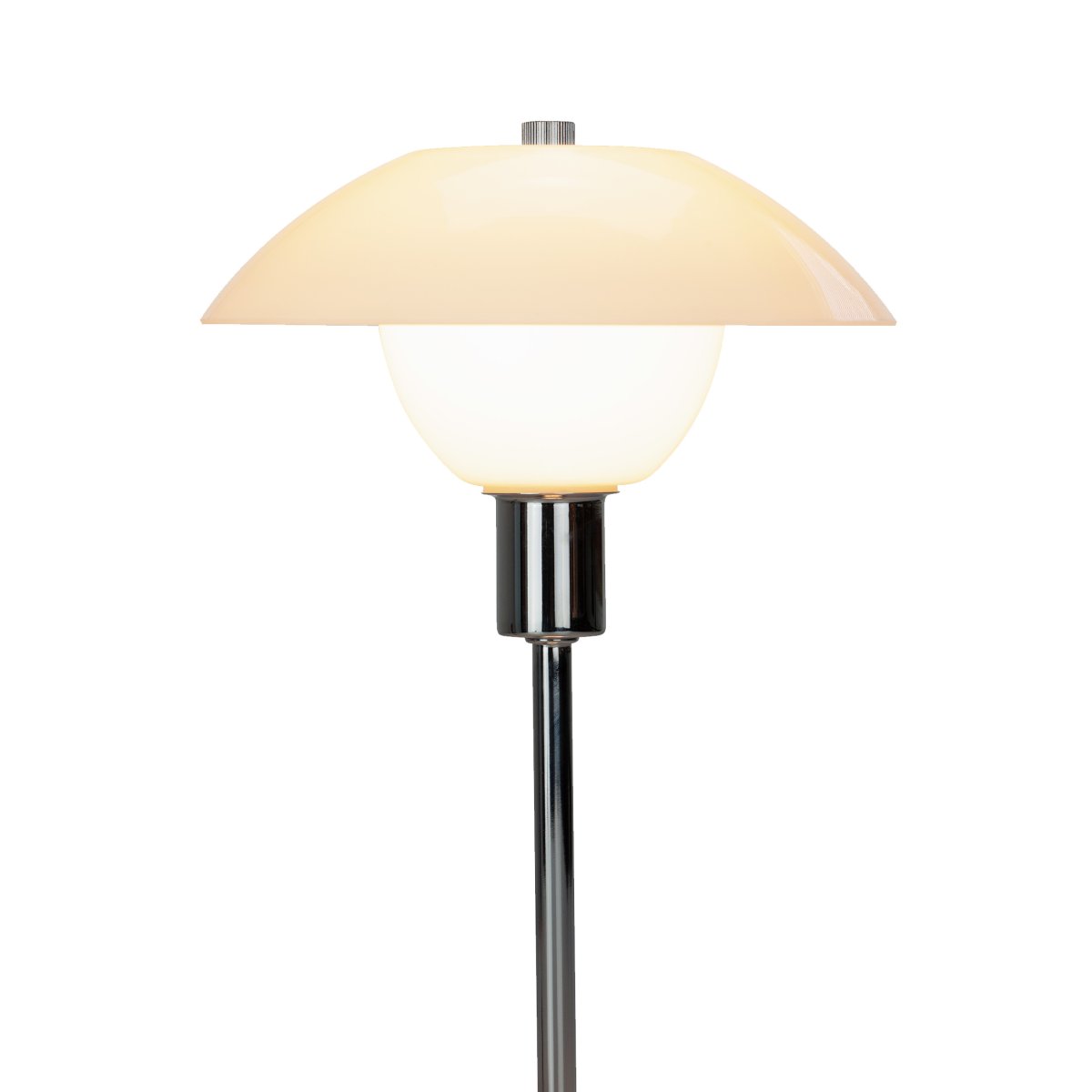 Bergen 32cm Opal bordlampe Fra Dyberg Larsen - Det forkromede metal i kombination med opalglasskærmene skaber et flot lysbillede i rummet uden at blænde.