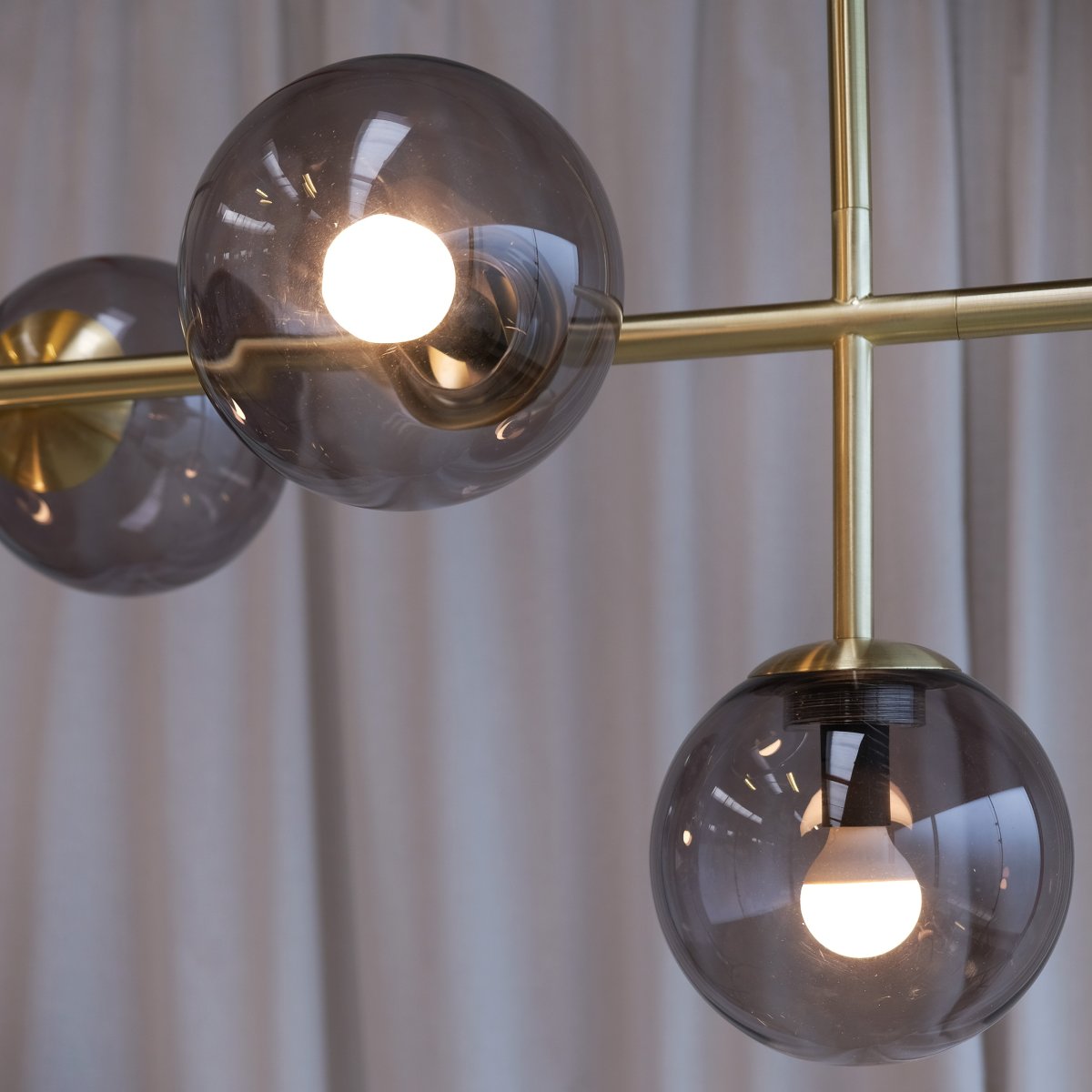 Como 93cm Messing loftslampe Fra Dyberg Larsen - De smukke detaljer giver lampen en unik karakter, da forskellen i messingmateriale mellem ophænget og den sidste del af lampen markerer overgangen fra ophæng til lampe.