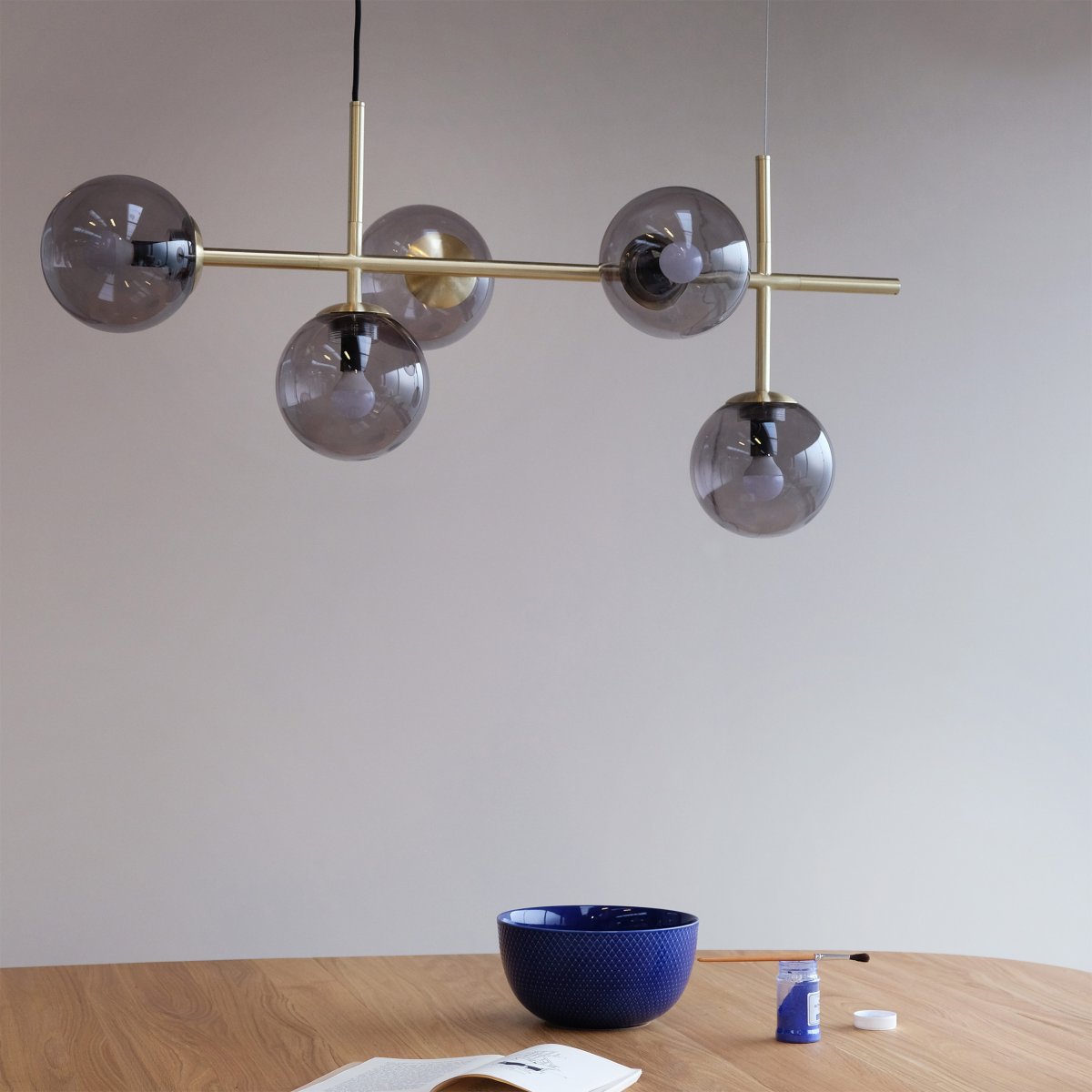 Como 93cm Messing loftslampe Fra Dyberg Larsen - De smukke detaljer giver lampen en unik karakter, da forskellen i messingmateriale mellem ophænget og den sidste del af lampen markerer overgangen fra ophæng til lampe.