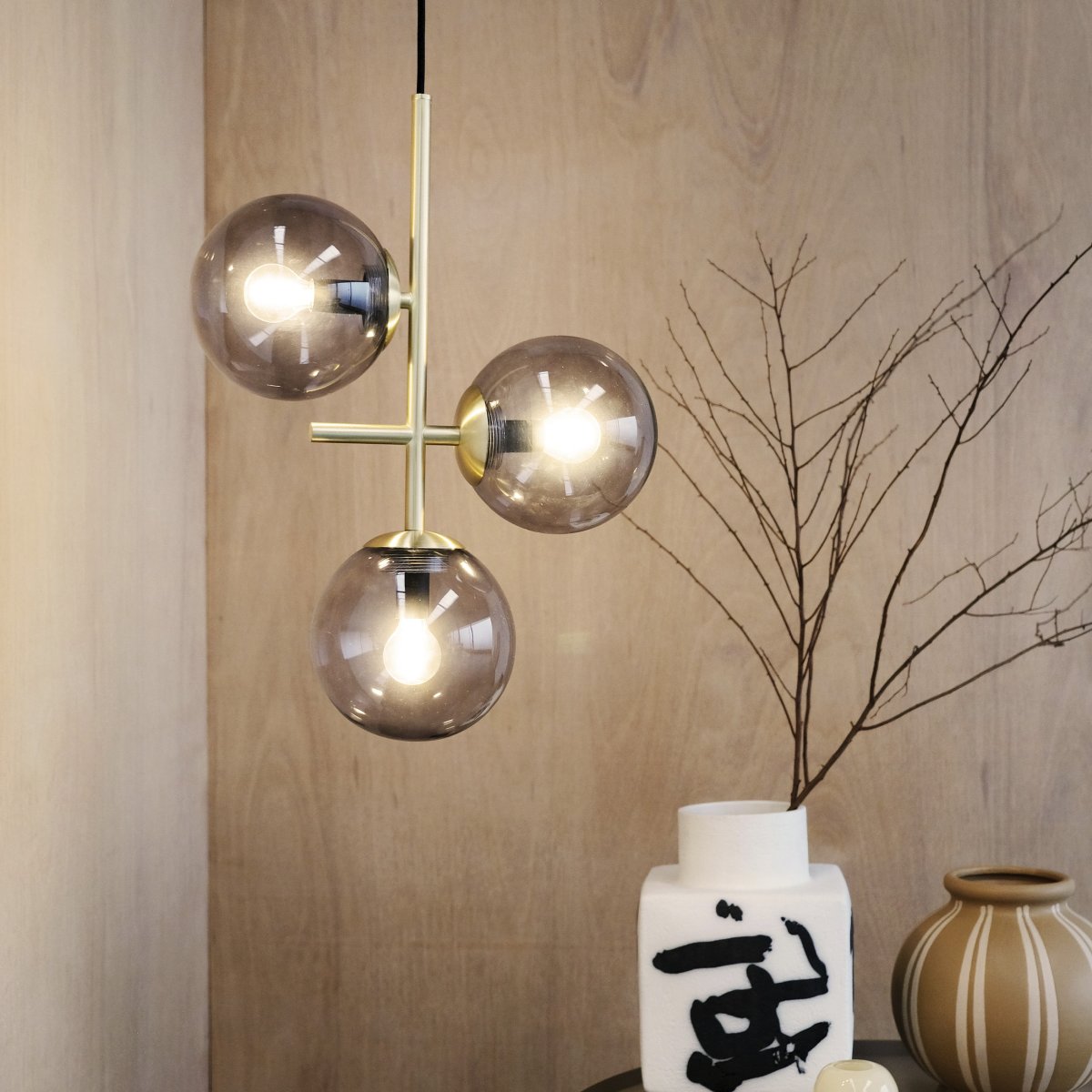 Como Ø30 Messing loftslampe Fra Dyberg Larsen - COMO serien har en ensartet overflade i messing, hvilket gør at produkterne kan kombineres og bruges sammen.