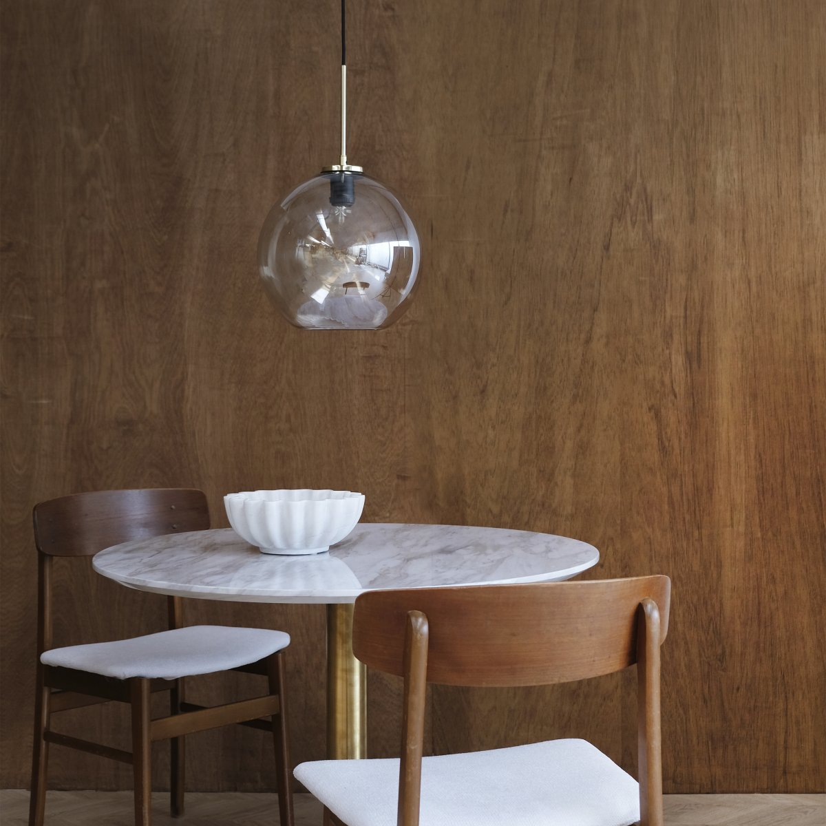 Loop Ø25 Messing loftslampe Fra Dyberg Larsen - Loop pendel er en elegant og stilfuld loftslampe, der tilføjer en dejlig atmosfære til hjemmet.