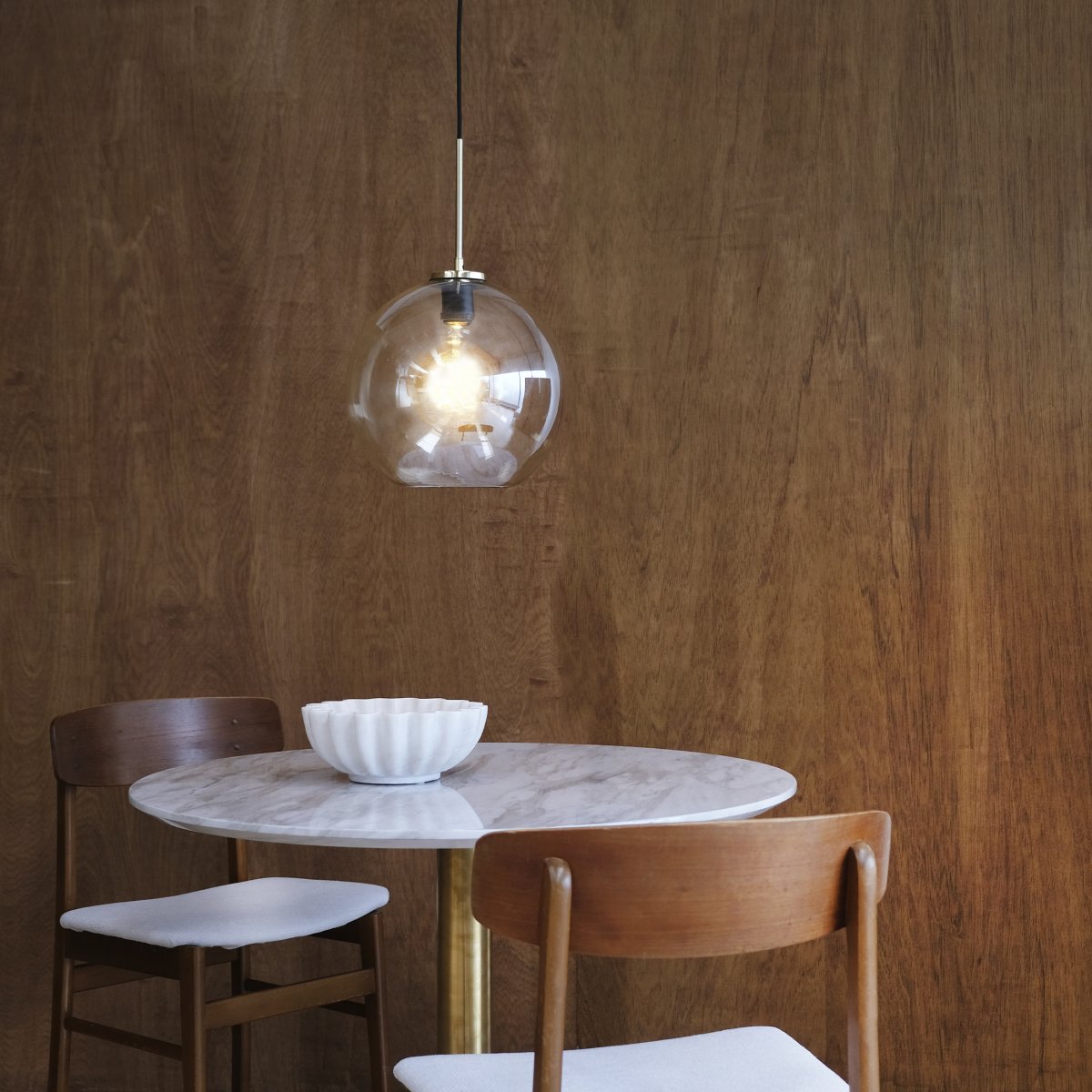 Loop Ø25 Messing loftslampe Fra Dyberg Larsen - Loop pendel er en elegant og stilfuld loftslampe, der tilføjer en dejlig atmosfære til hjemmet.