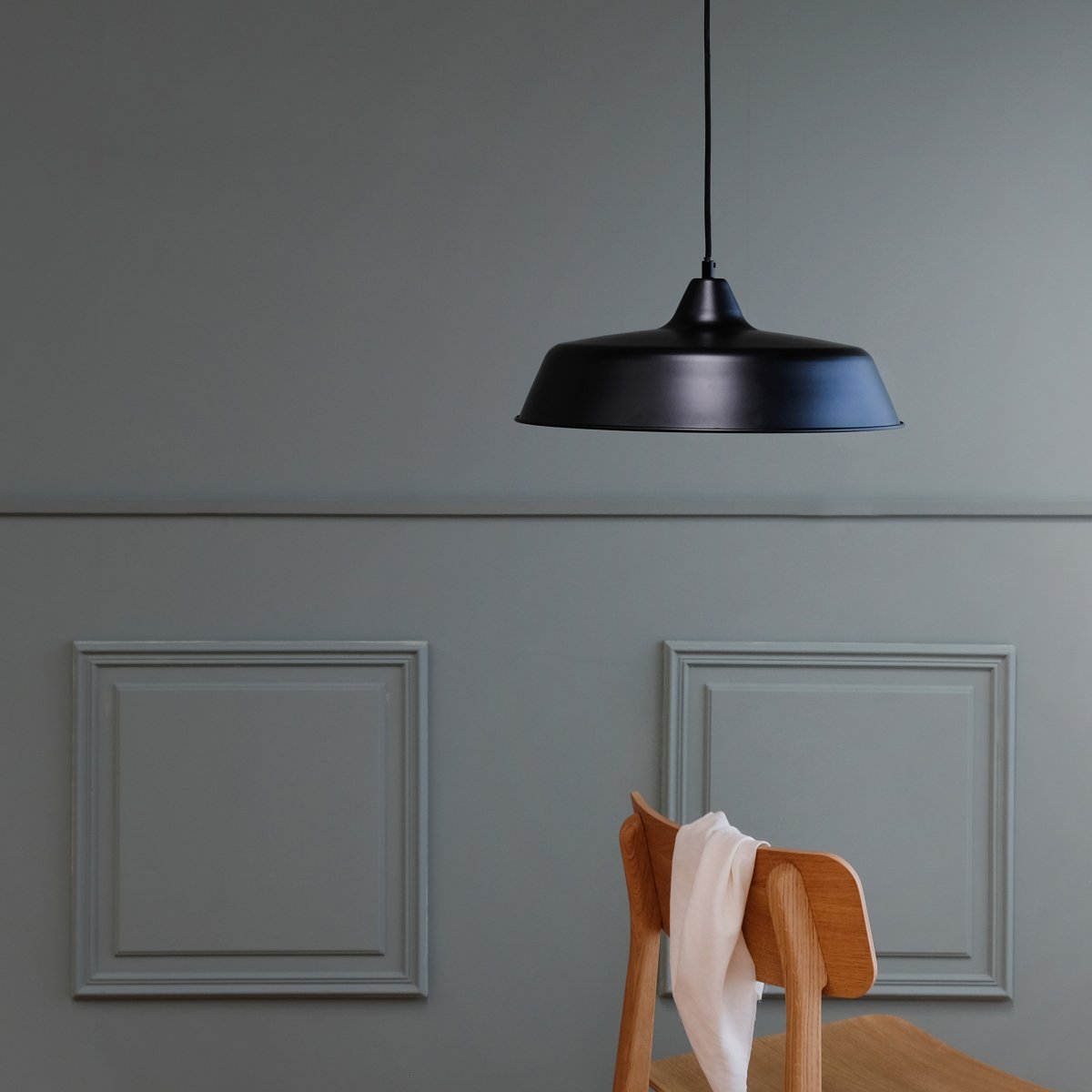 Raw Ø40 Sort loftslampe Fra Dyberg Larsen - Raw pendel er en moderne og stilfuld loftslampe lavet af metal med et charmerende design.