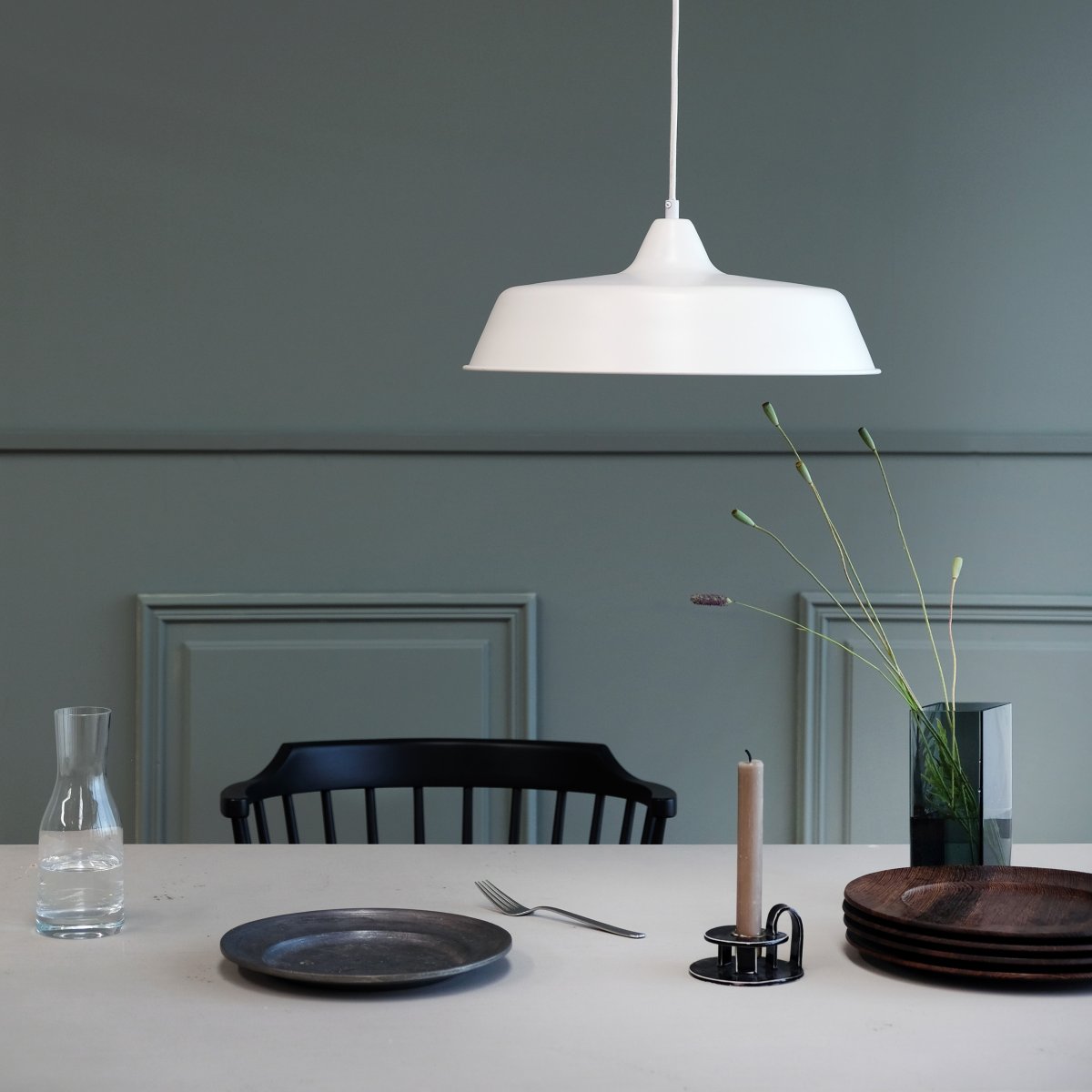 Raw Ø40 Hvid loftslampe Fra Dyberg Larsen - Raw pendel er en moderne og stilfuld loftslampe lavet af metal med et charmerende design.