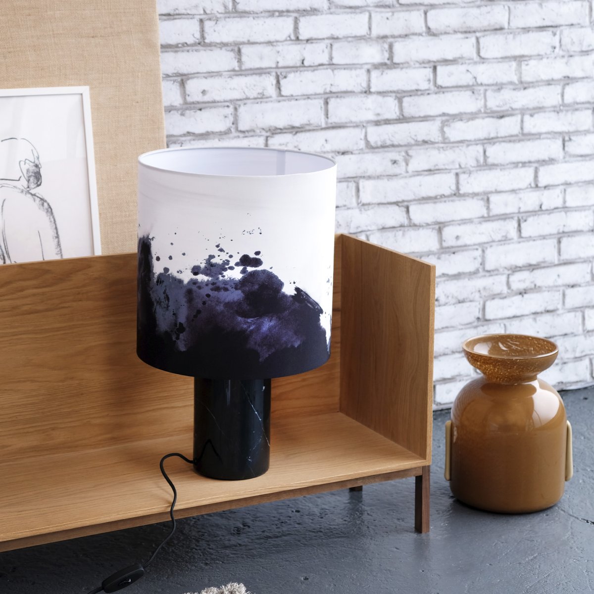 Molly 50cm Marmor bordlampe Fra Dyberg Larsen - Molly er en unik bordlampe med et moderne design.