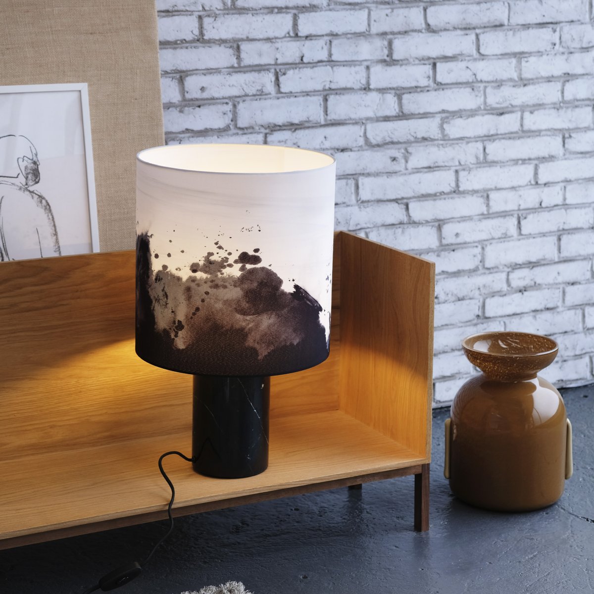 Molly 50cm Marmor bordlampe Fra Dyberg Larsen - Molly er en unik bordlampe med et moderne design.