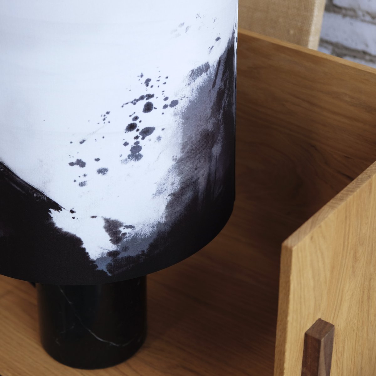 Molly 50cm Marmor bordlampe Fra Dyberg Larsen - Molly er en unik bordlampe med et moderne design.